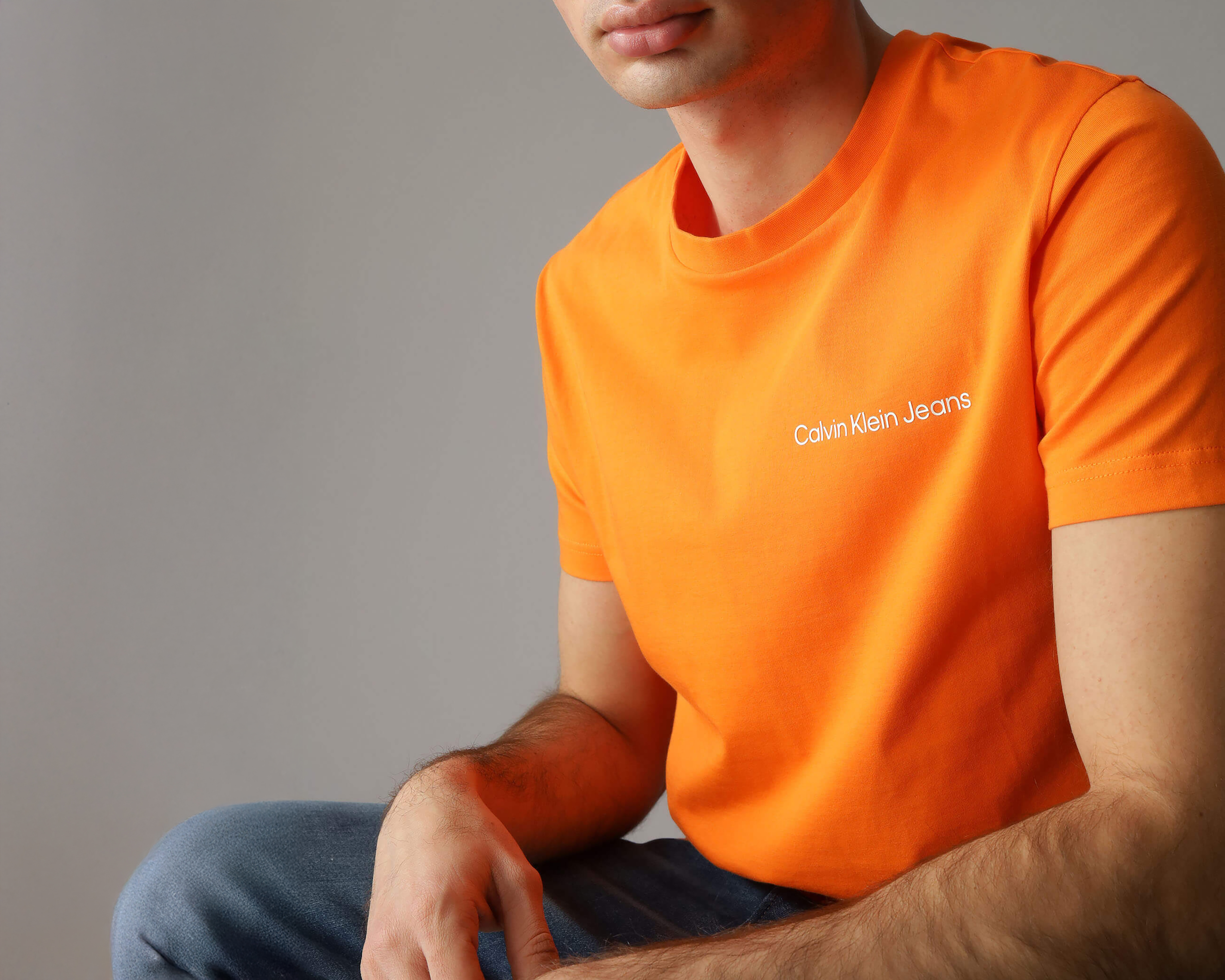 Foto 5 pulgar | Foto 4 | Playera de Cuello Redondo Anaranjada Calvin Klein para Hombre