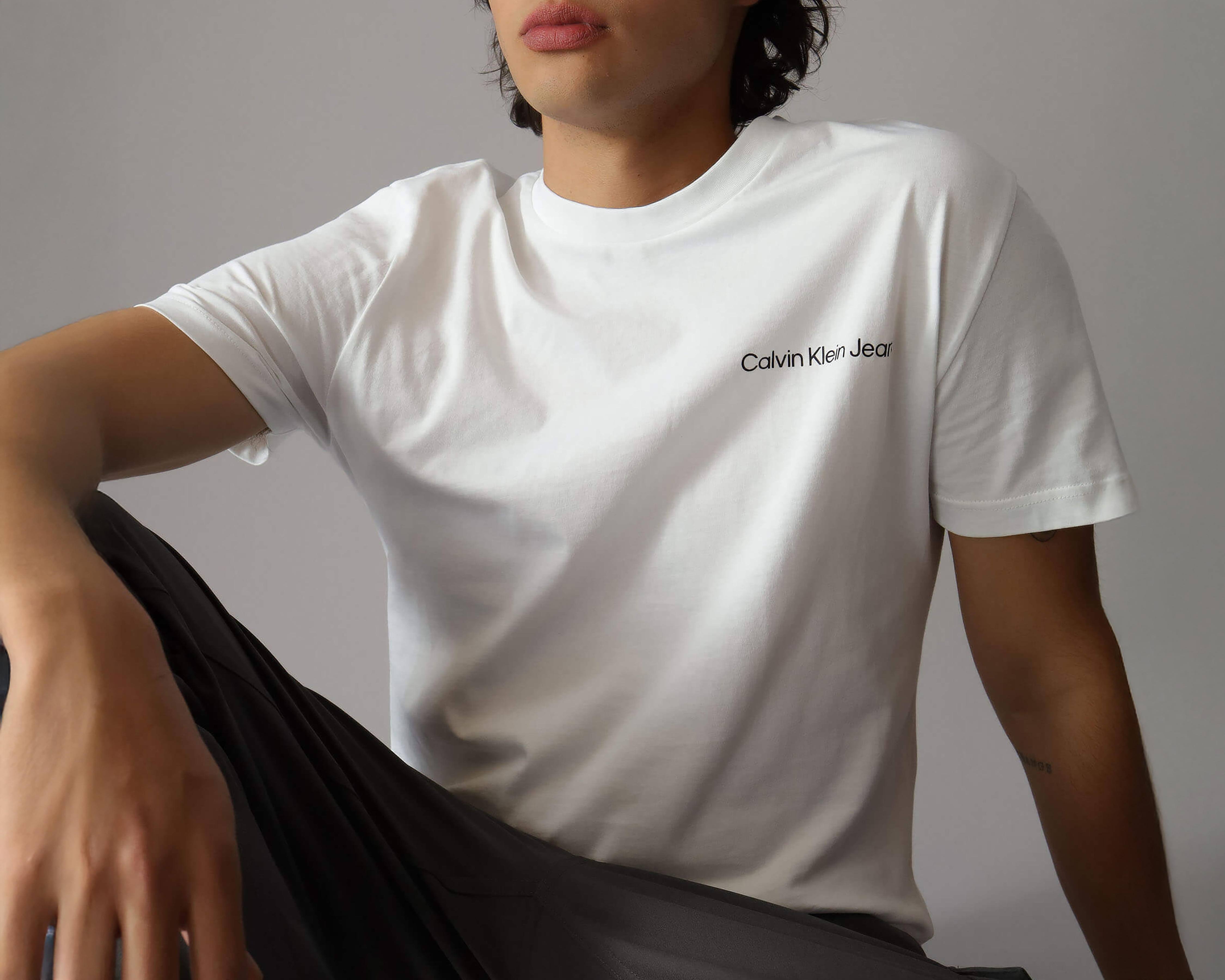 Foto 3 | Foto 3 | Playera de Cuello Redondo Blanca Calvin Klein para Hombre