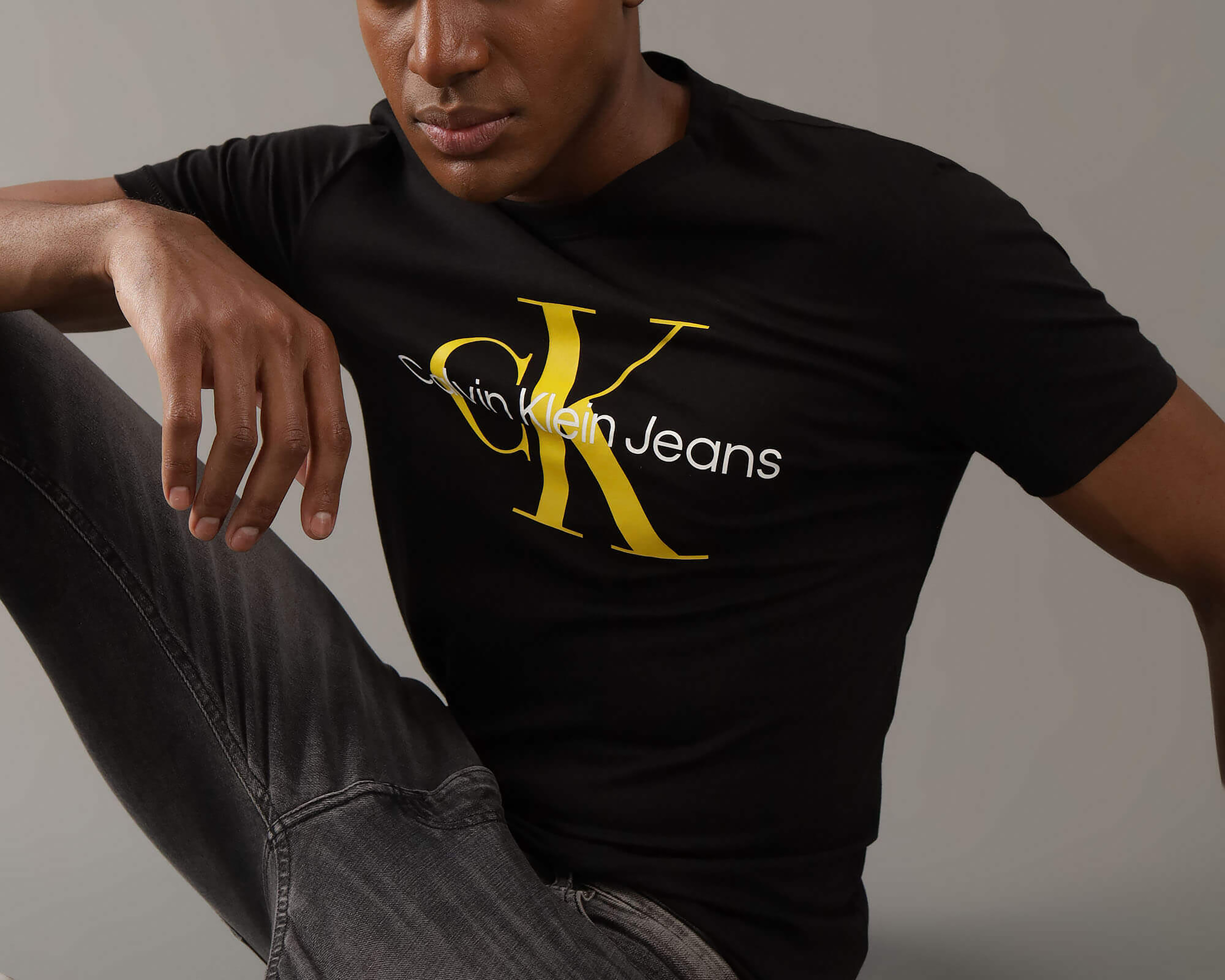 Foto 4 pulgar | Foto 3 | Playera de Cuello Redondo Negra Calvin Klein para Hombre