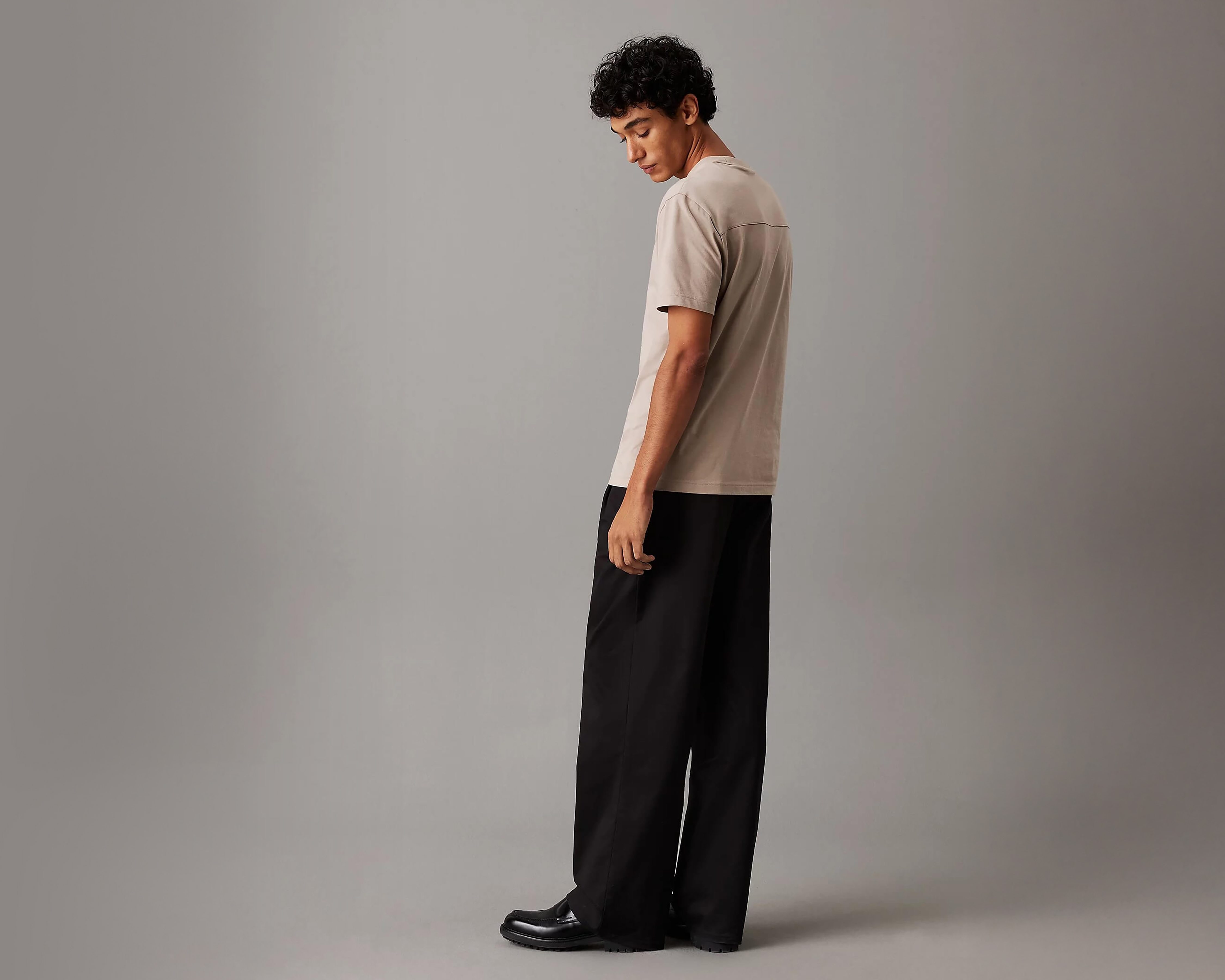 Foto 2 | Foto 2 | Playera de Cuello Redondo Beige Calvin Klein para Hombre