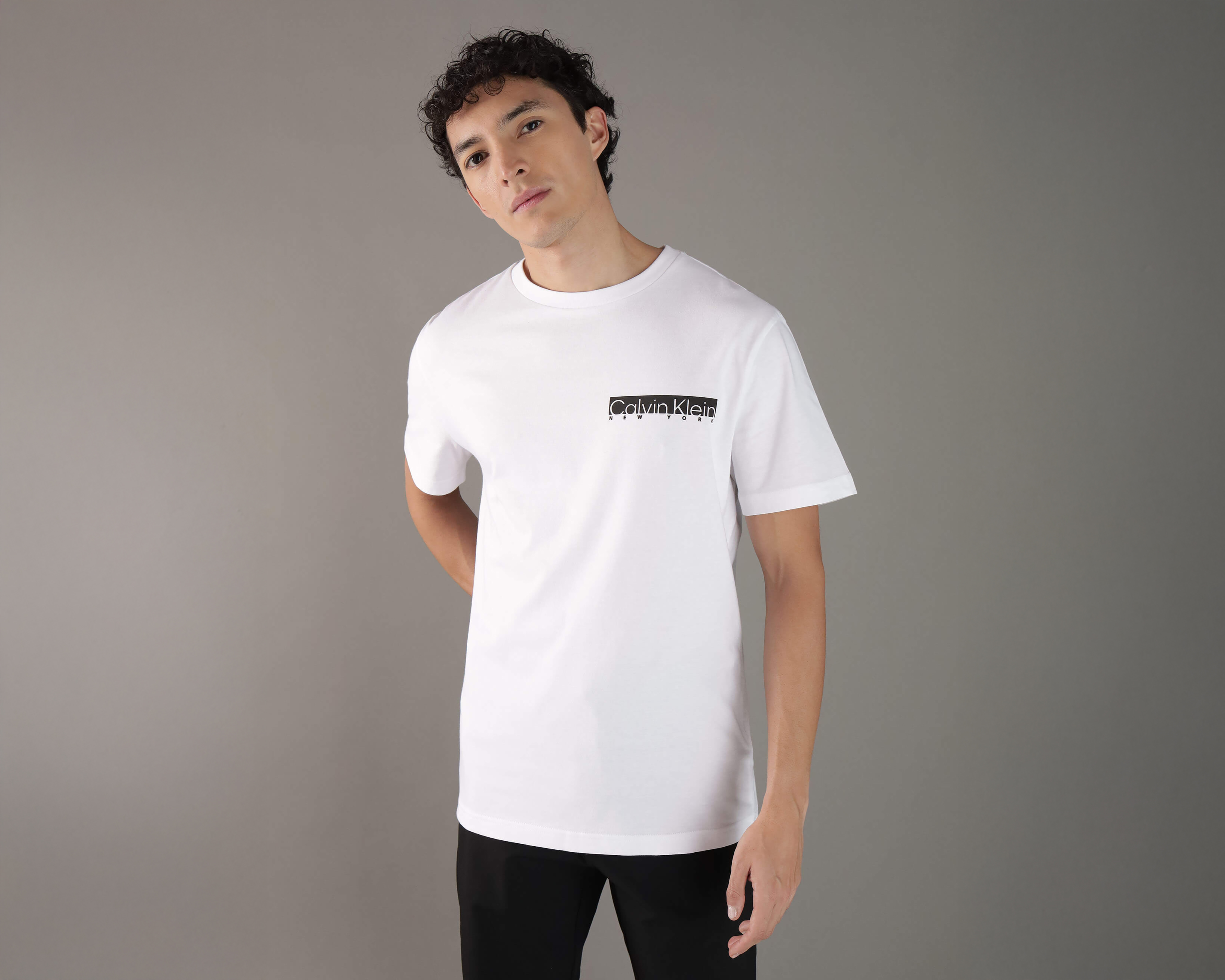 Foto 2 pulgar | Foto 1 | Playera de Cuello Redondo Blanca Calvin Klein para Hombre