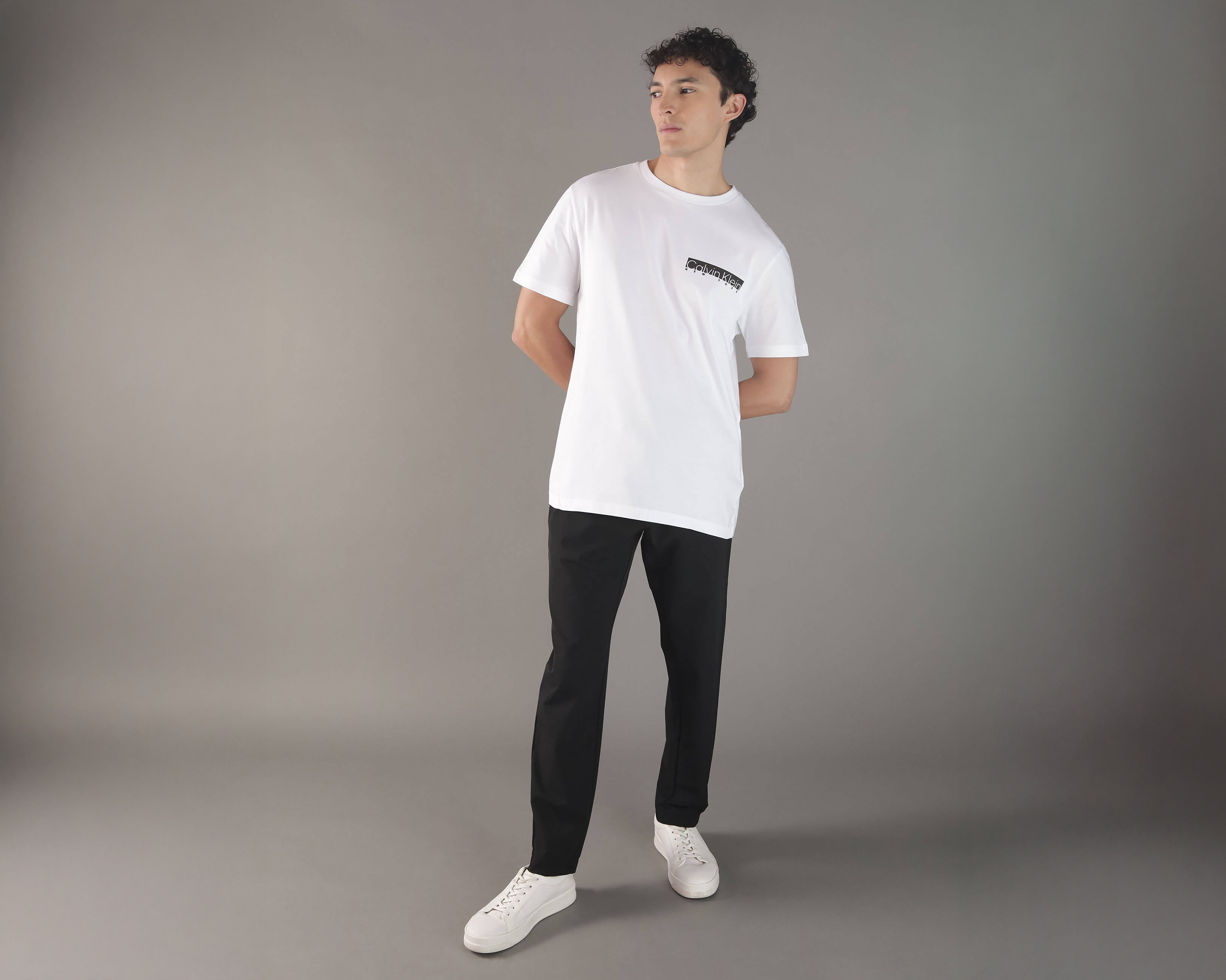 Foto 3 pulgar | Foto 2 | Playera de Cuello Redondo Blanca Calvin Klein para Hombre