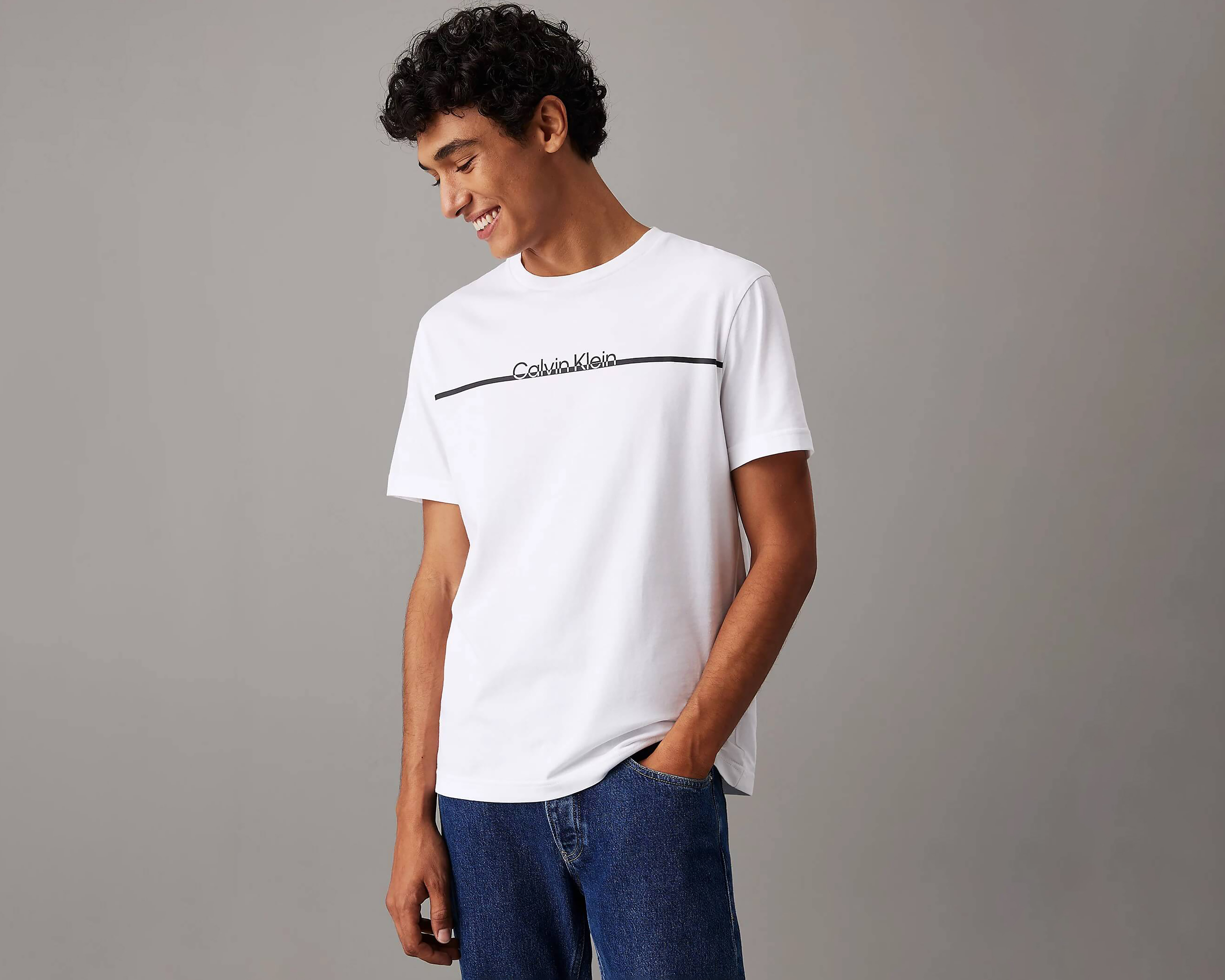 Foto 2 pulgar | Foto 1 | Playera de Cuello Redondo Blanca Calvin Klein para Hombre