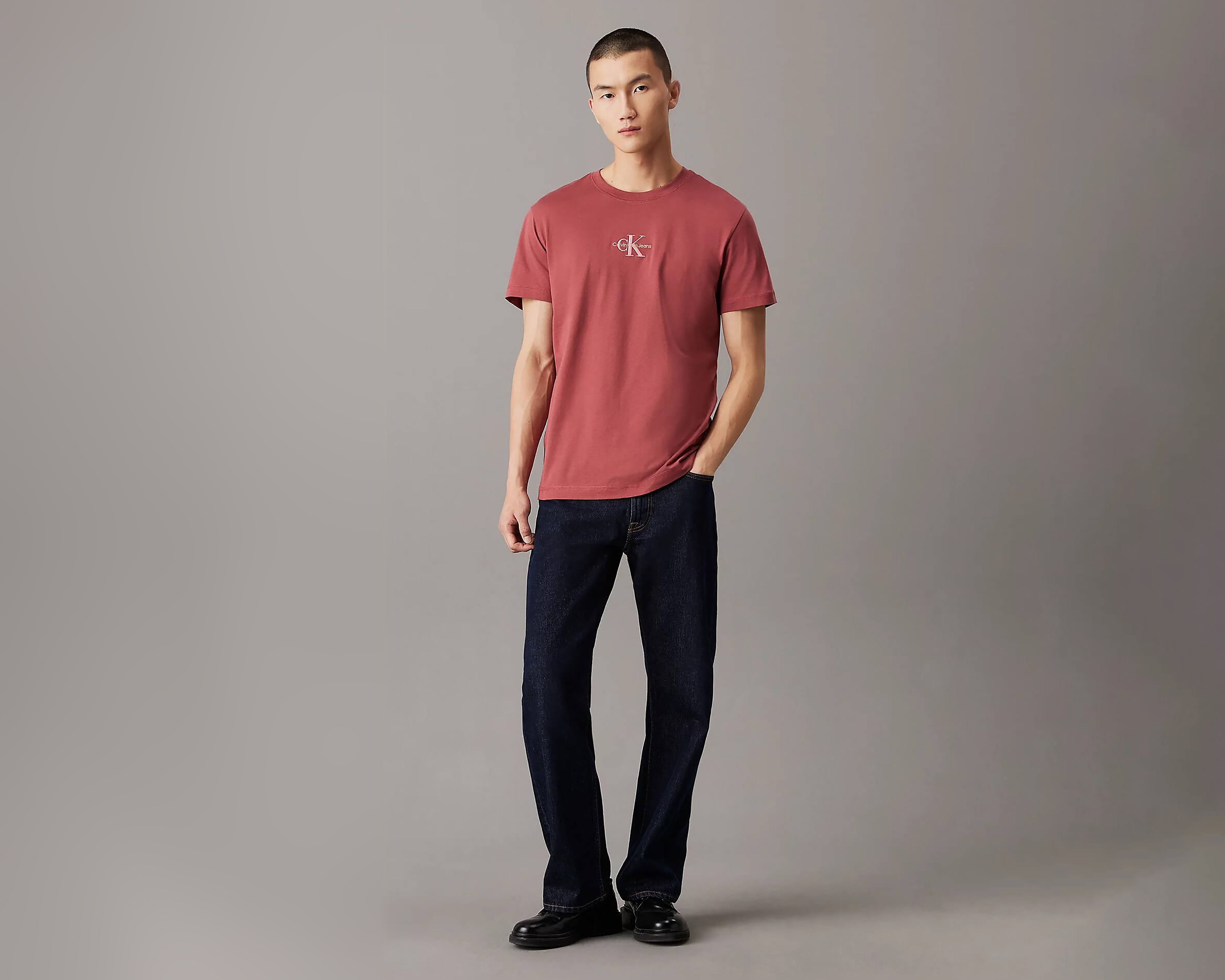 Foto 2 | Foto 2 | Playera de Cuello Redondo Roja Calvin Klein para Hombre