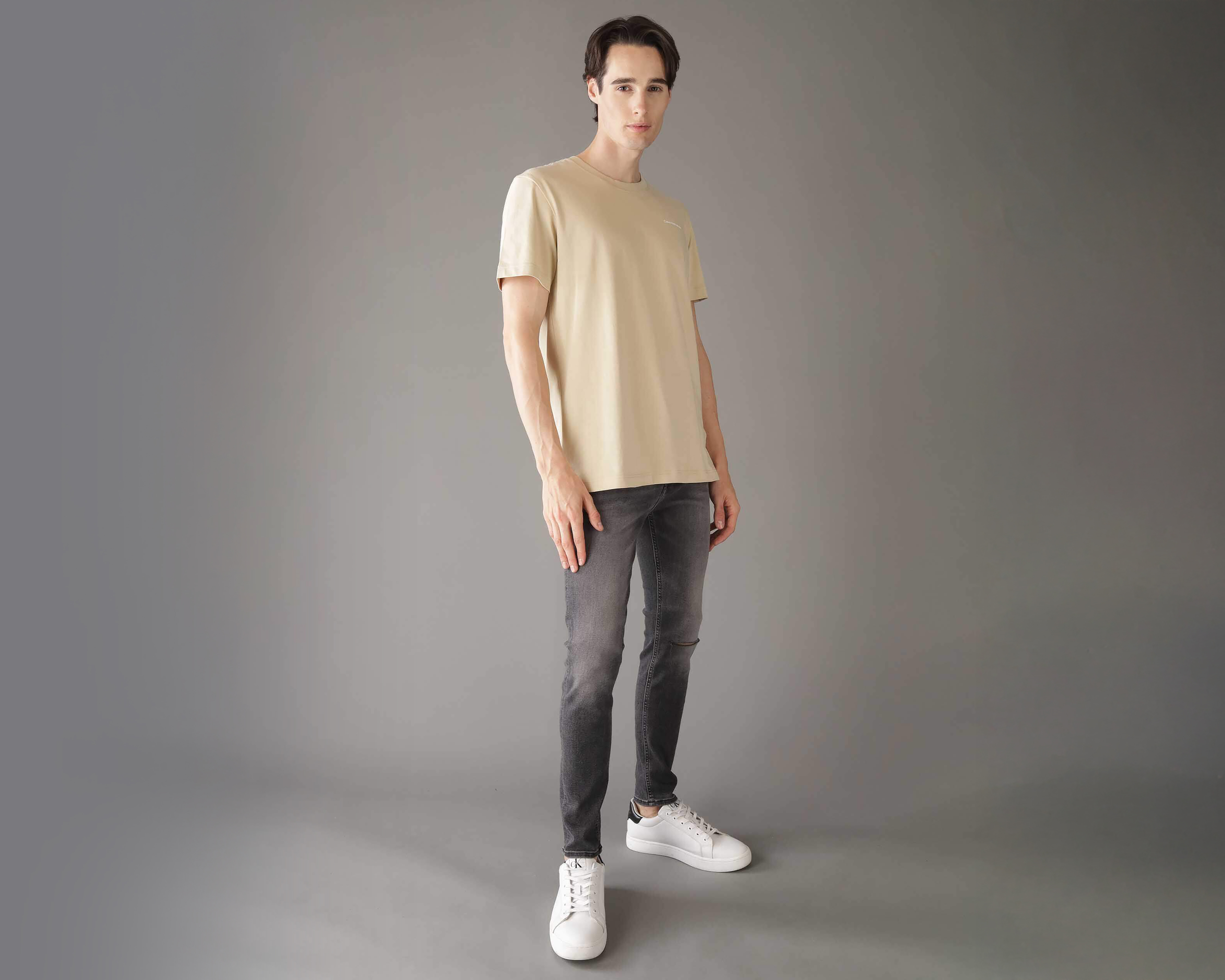 Foto 2 | Foto 2 | Playera de Cuello Redondo Caqui Calvin Klein para Hombre