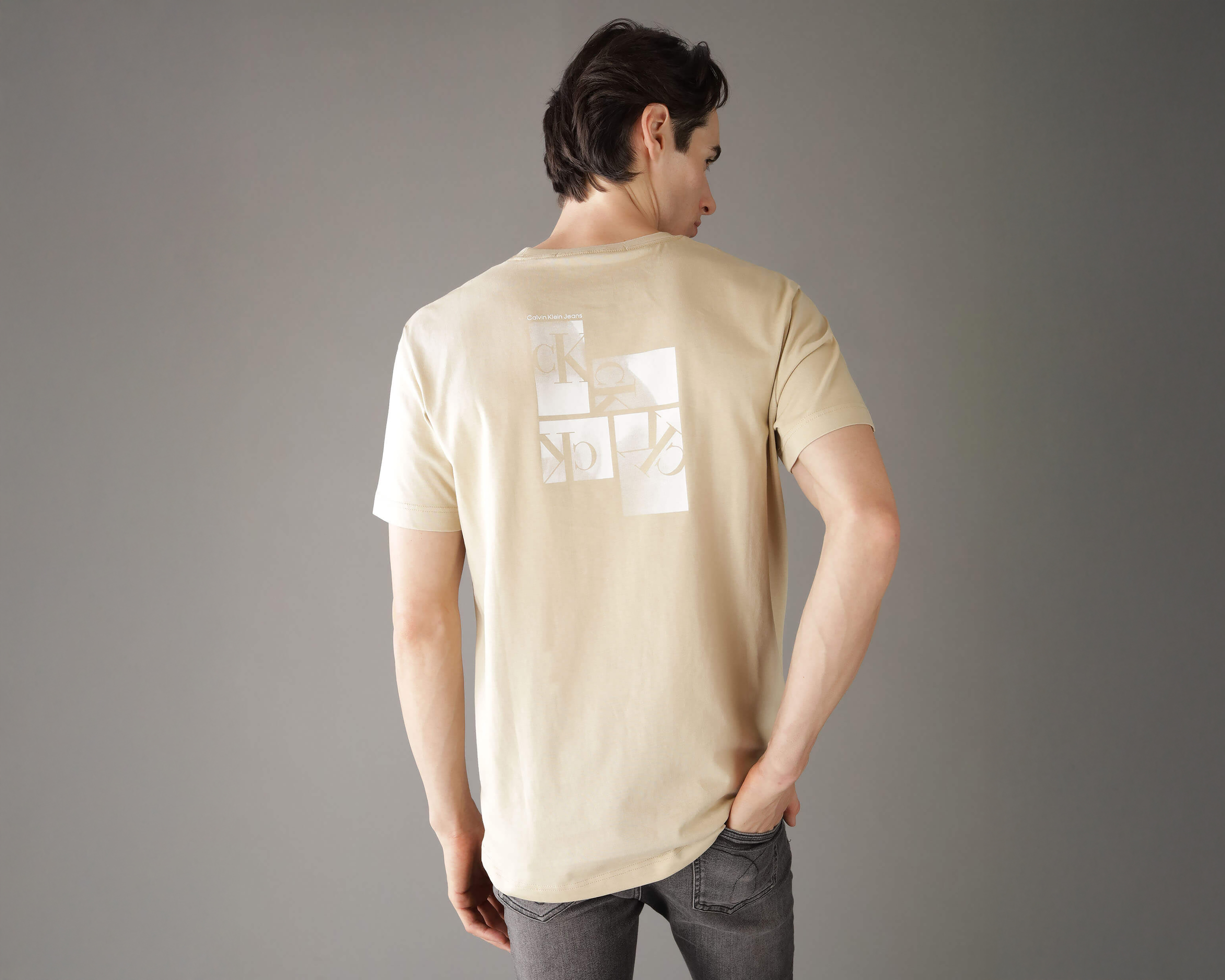 Foto 4 pulgar | Foto 3 | Playera de Cuello Redondo Caqui Calvin Klein para Hombre