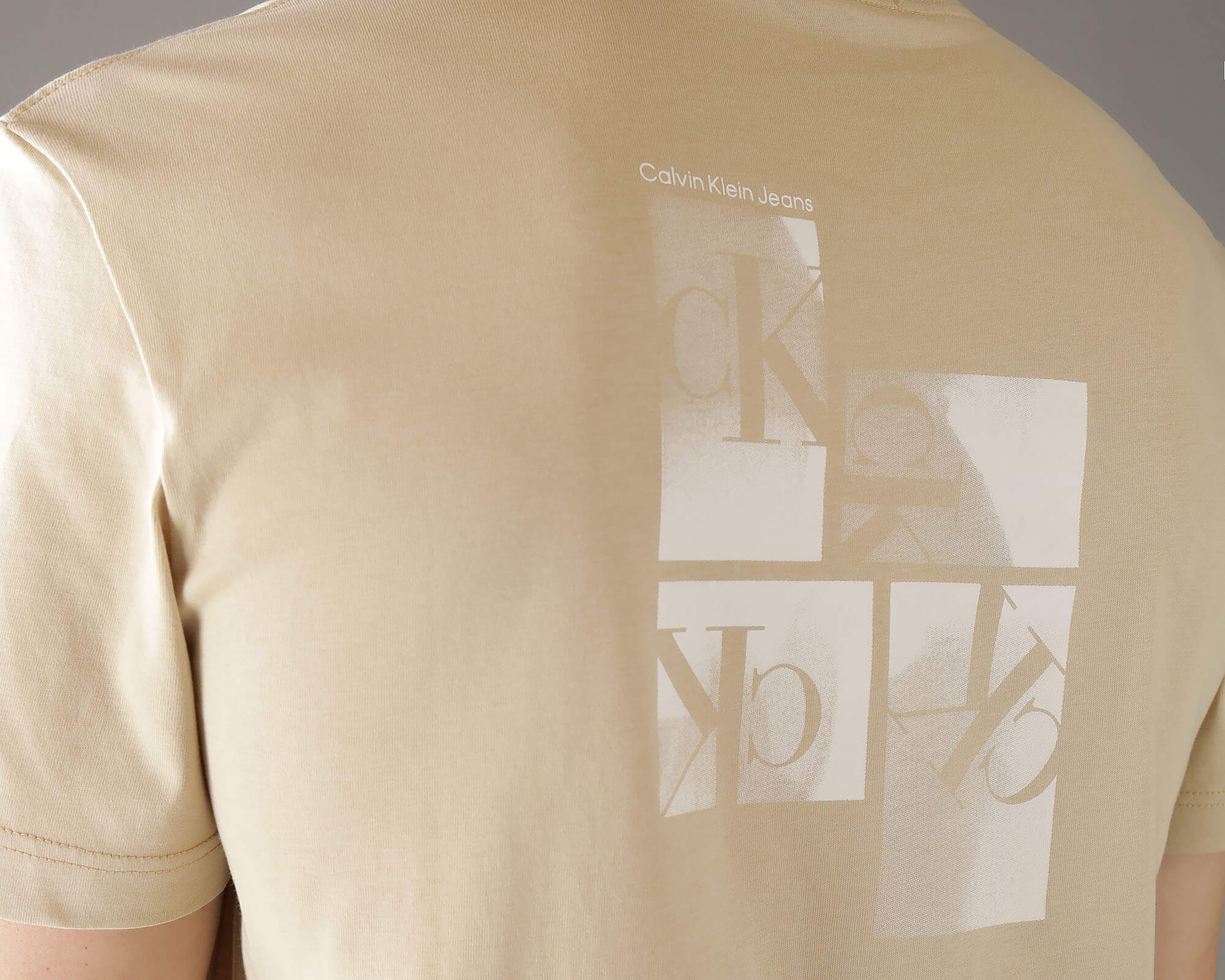 Foto 5 pulgar | Foto 4 | Playera de Cuello Redondo Caqui Calvin Klein para Hombre