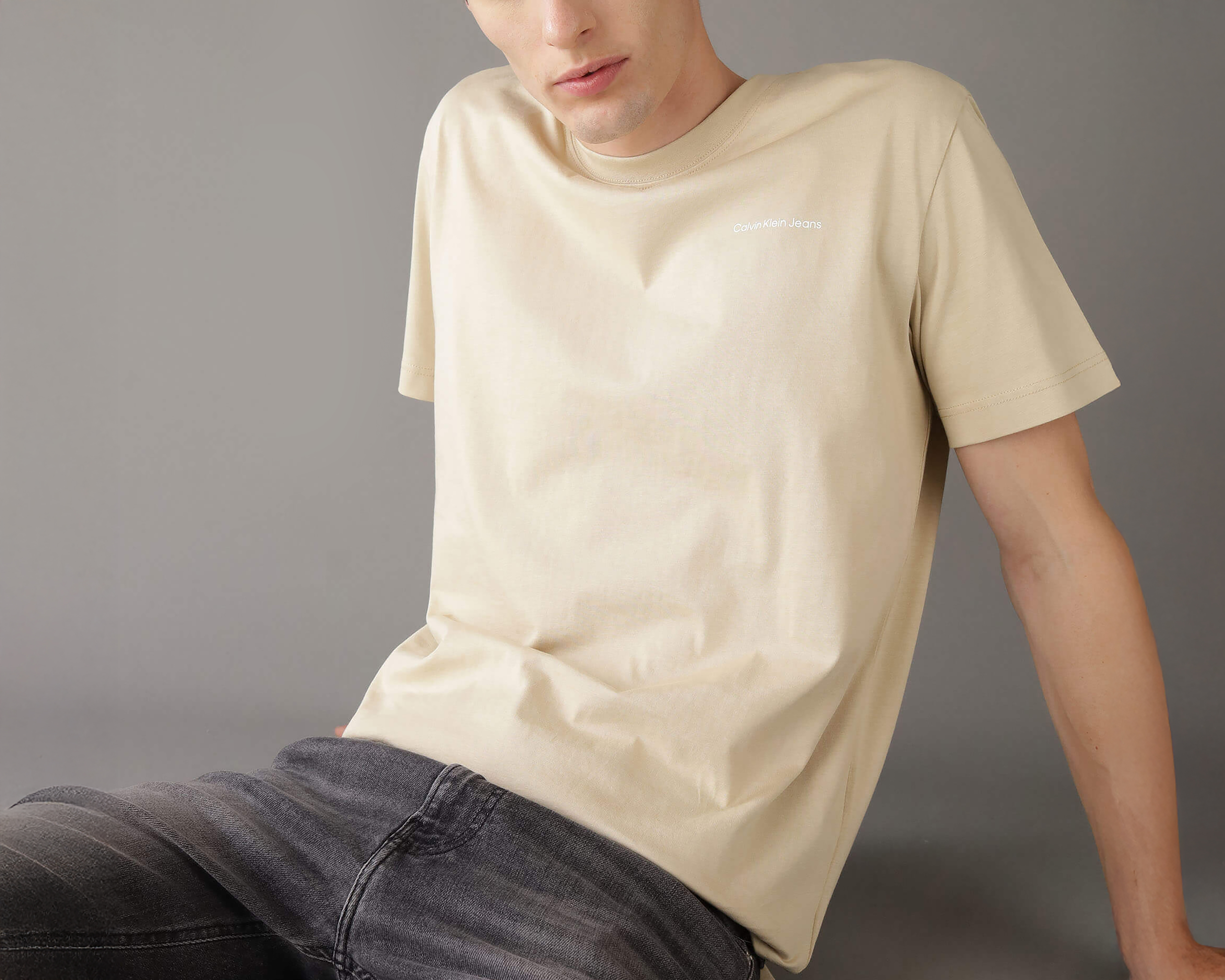 Foto 5 | Foto 5 | Playera de Cuello Redondo Caqui Calvin Klein para Hombre