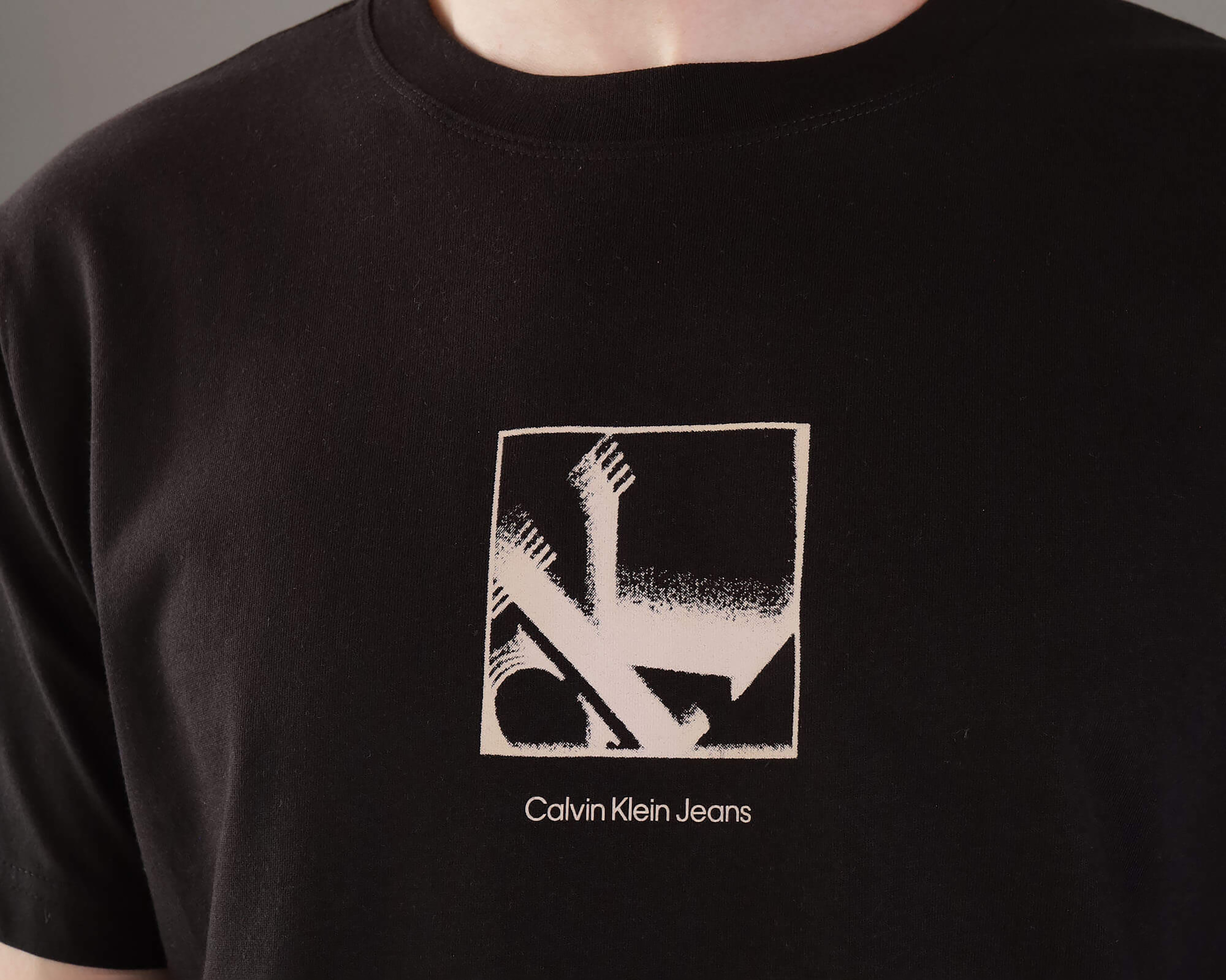 Foto 4 pulgar | Foto 3 | Playera de Cuello Redondo Negra Calvin Klein para Hombre