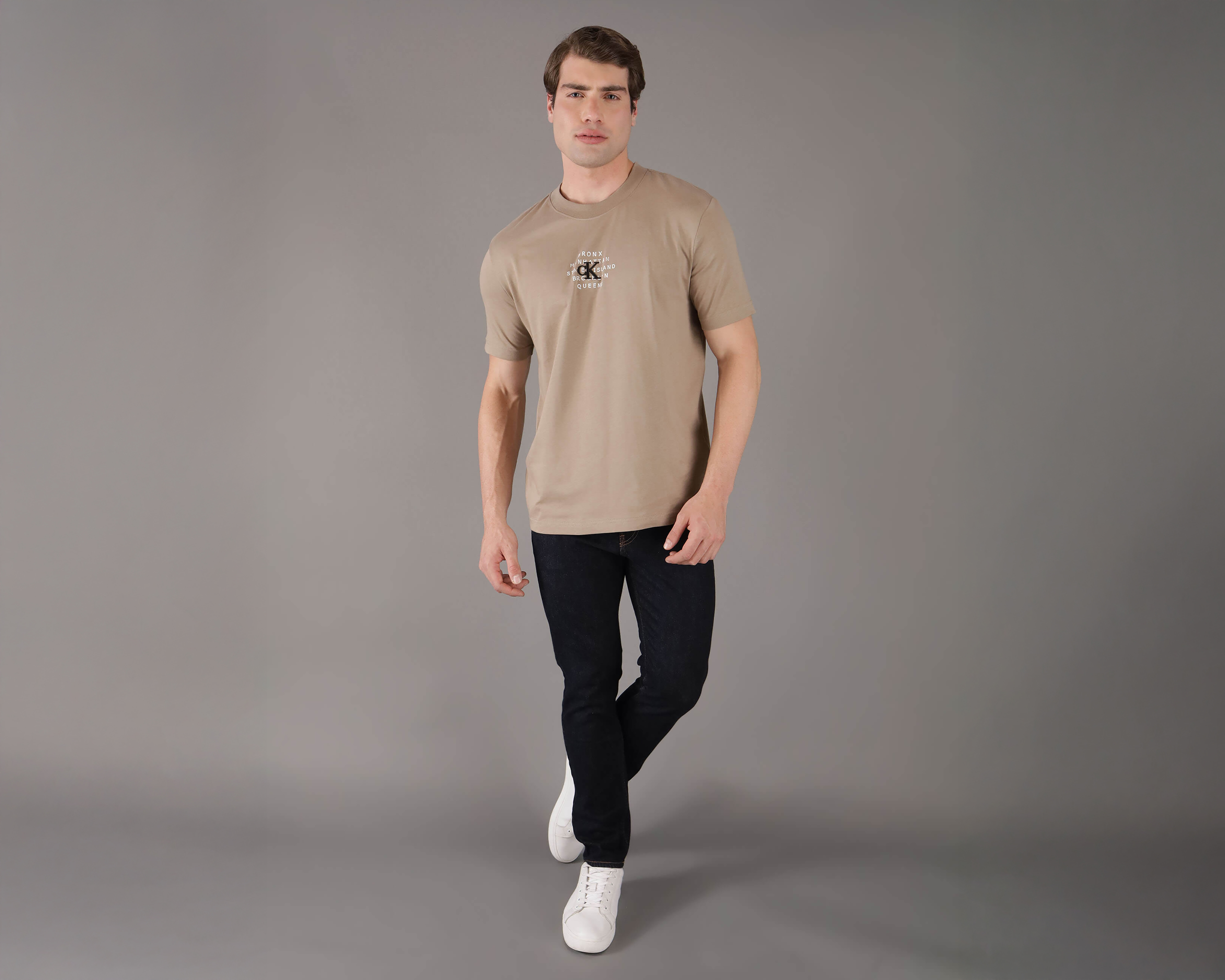 Foto 3 pulgar | Foto 2 | Playera de Cuello Redondo Café Calvin Klein para Hombre