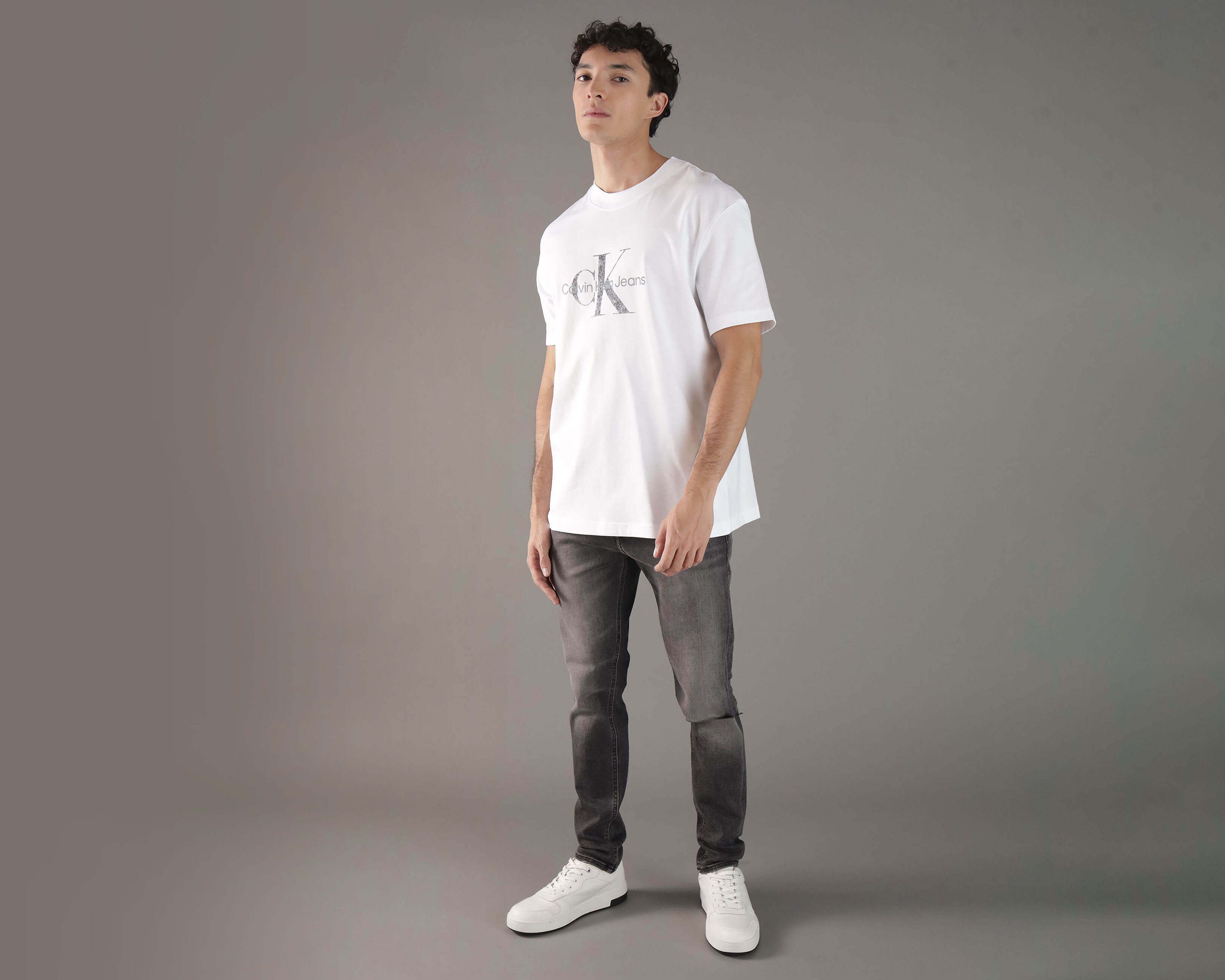 Foto 3 pulgar | Foto 2 | Playera de Cuello Redondo Blanca Calvin Klein para Hombre