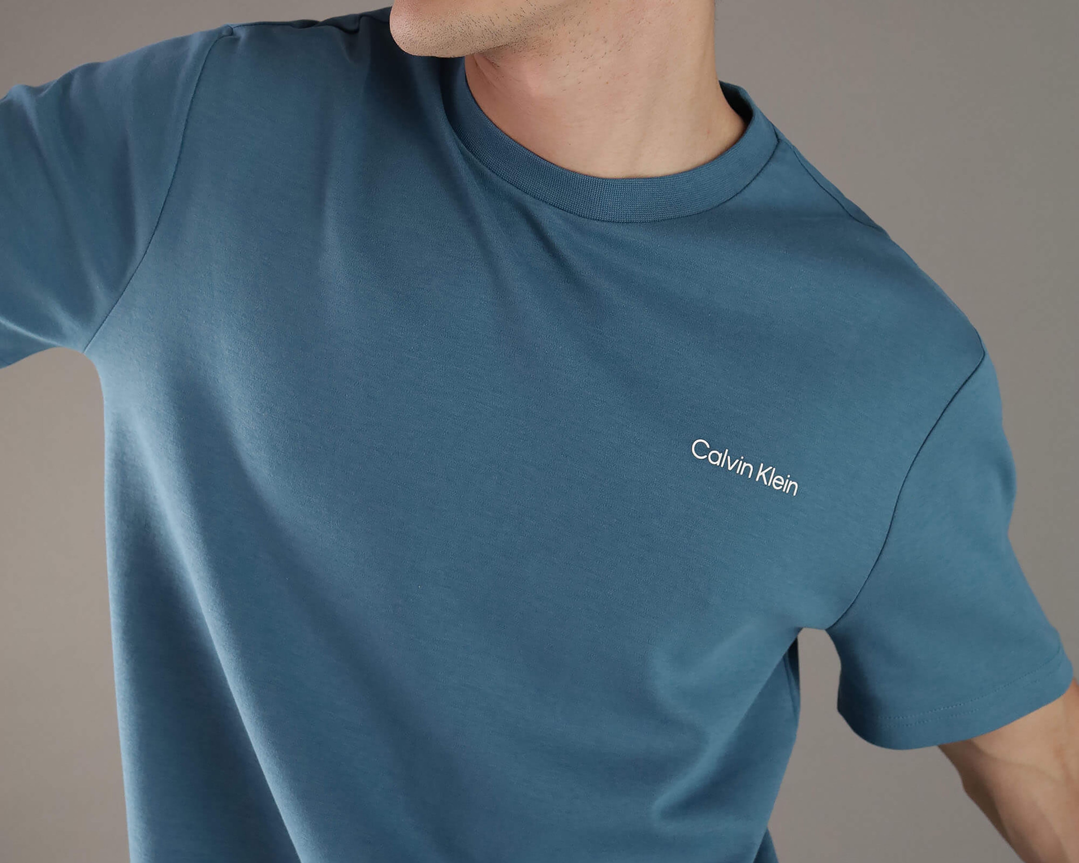 Foto 5 pulgar | Foto 4 | Playera de Cuello Redondo Azul Calvin Klein para Hombre