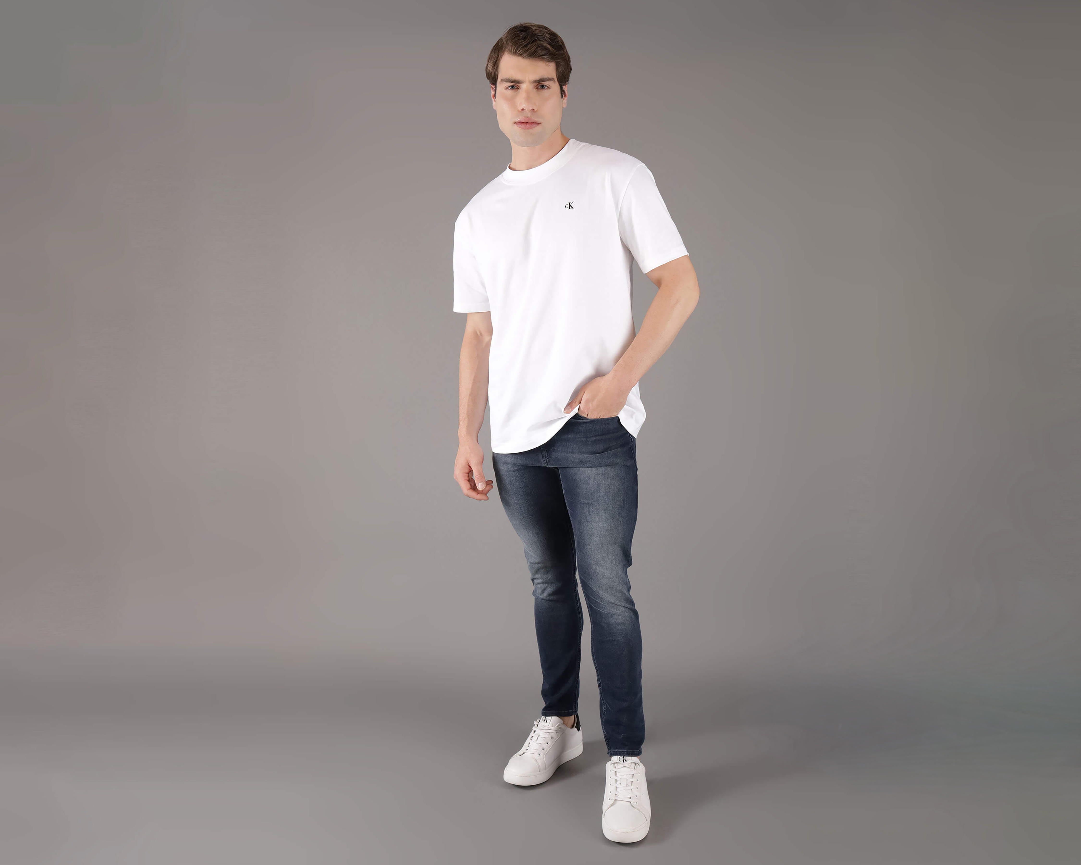 Foto 2 | Foto 2 | Playera de Cuello Redondo Blanca Calvin Klein para Hombre