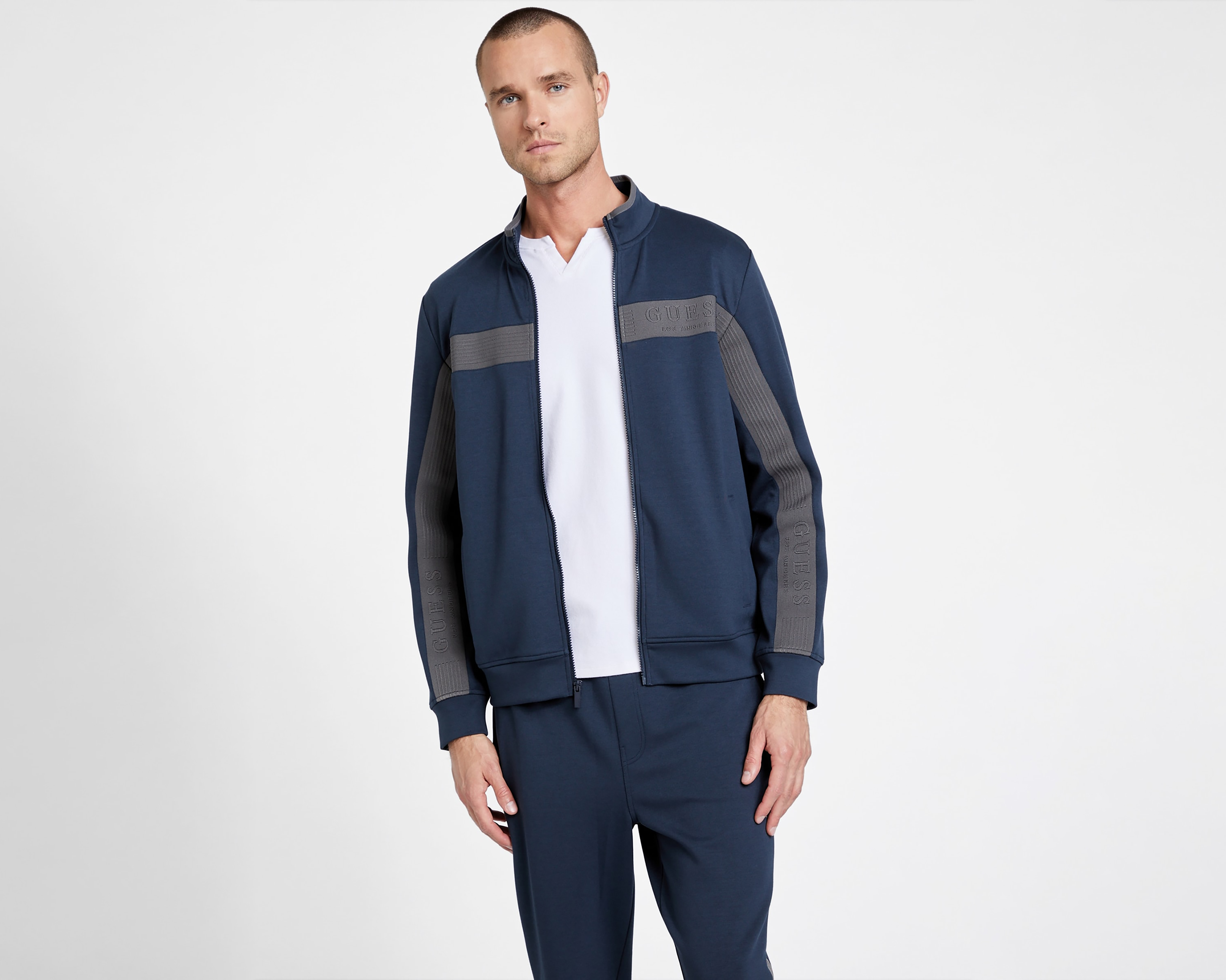 Foto 2 pulgar | Foto 1 | Sudadera Guess para Hombre