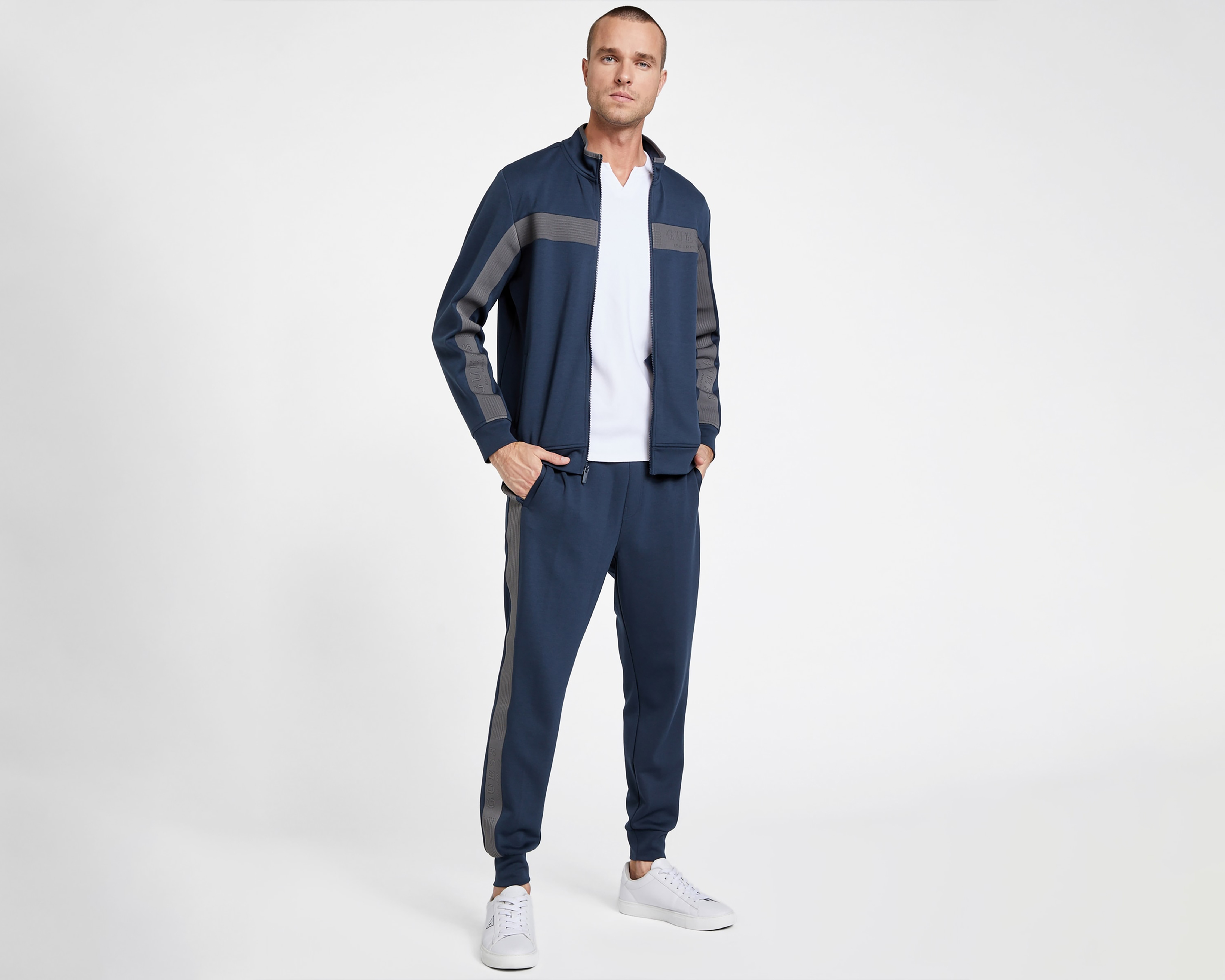 Foto 3 pulgar | Foto 2 | Sudadera Guess para Hombre