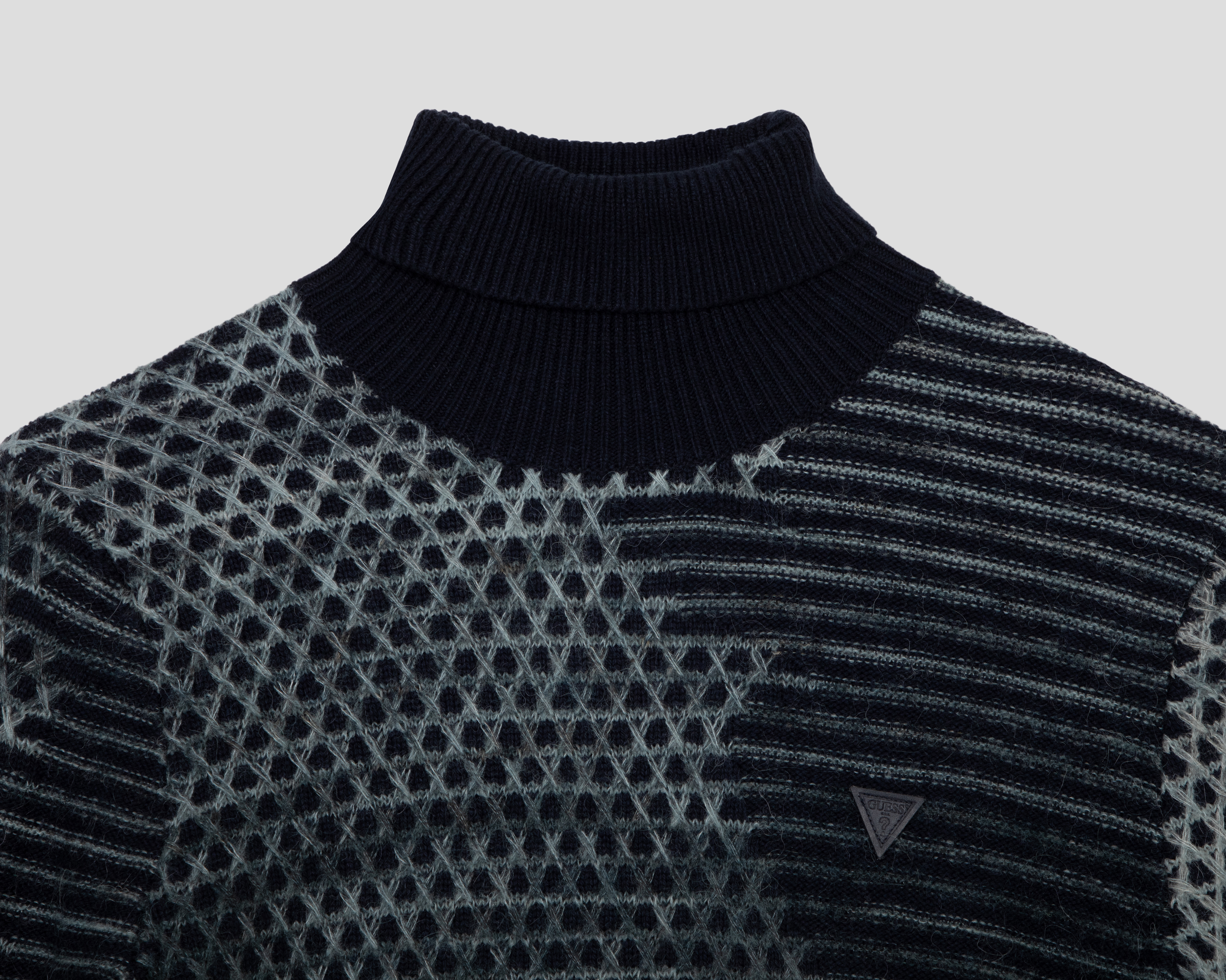 Foto 4 pulgar | Foto 3 | Suéter Cuello de Tortuga Guess para Hombre