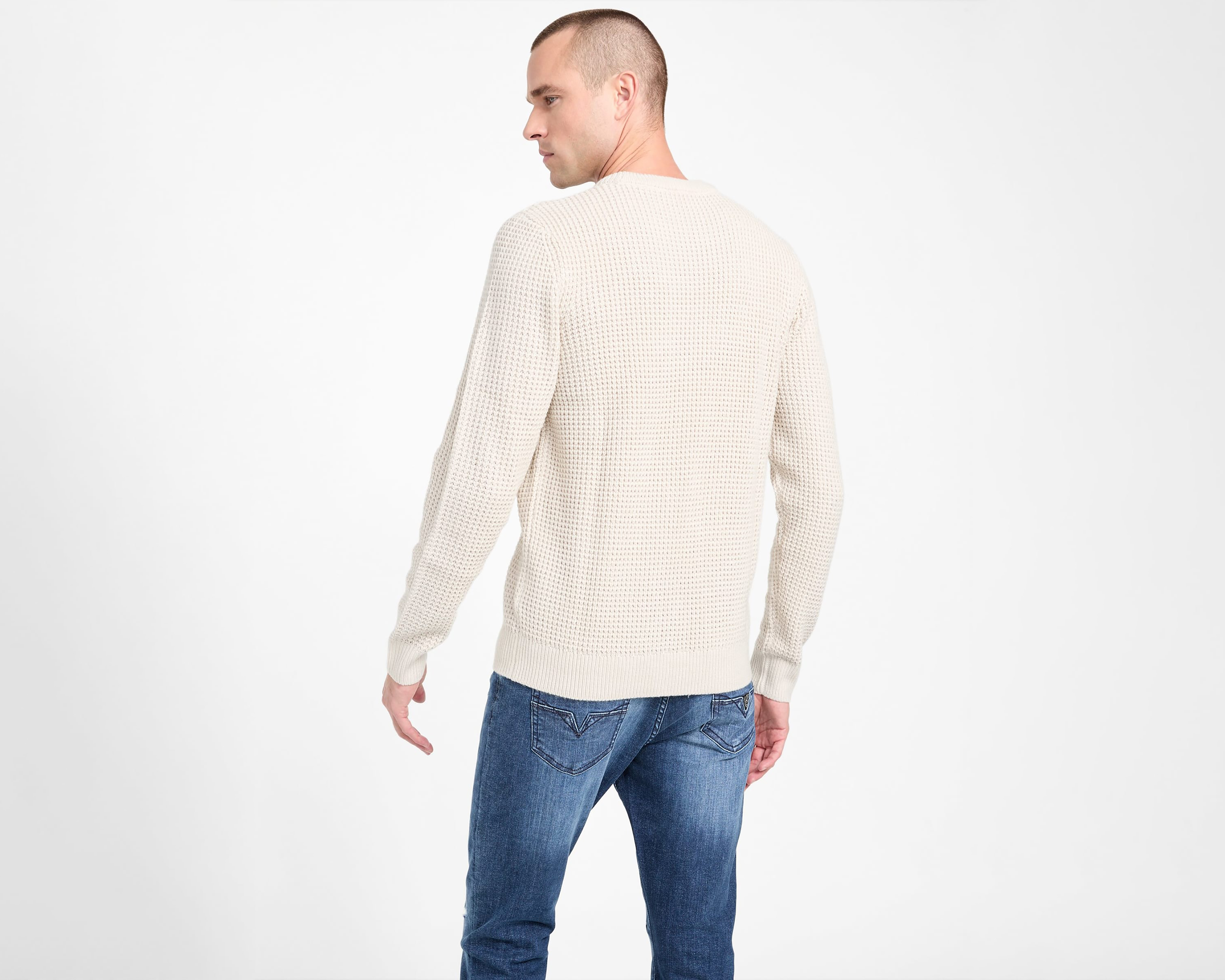 Foto 4 pulgar | Foto 3 | Suéter Cuello Redondo Guess para Hombre