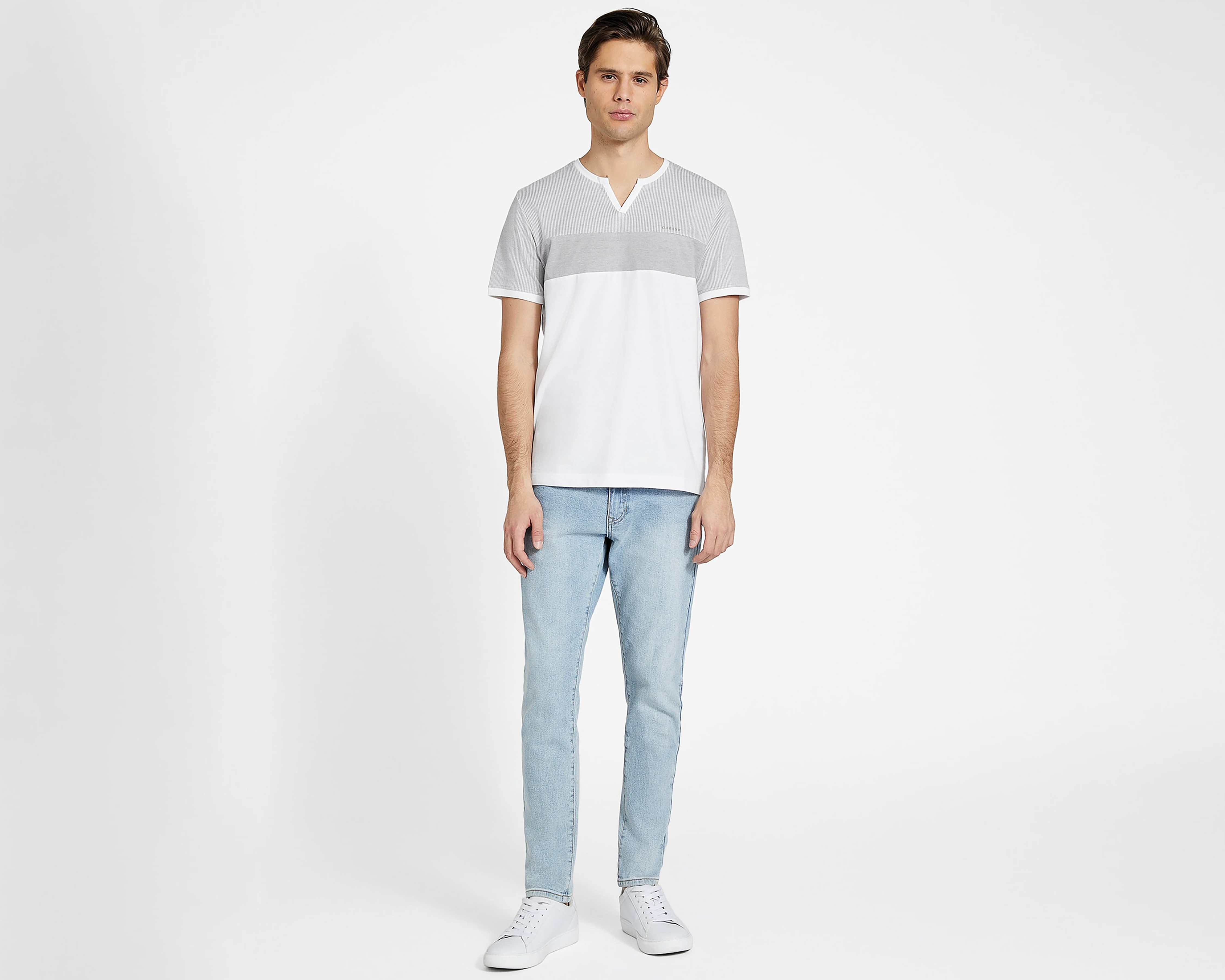 Foto 3 pulgar | Foto 2 | Playera de Cuello V Blanca Guess para Hombre