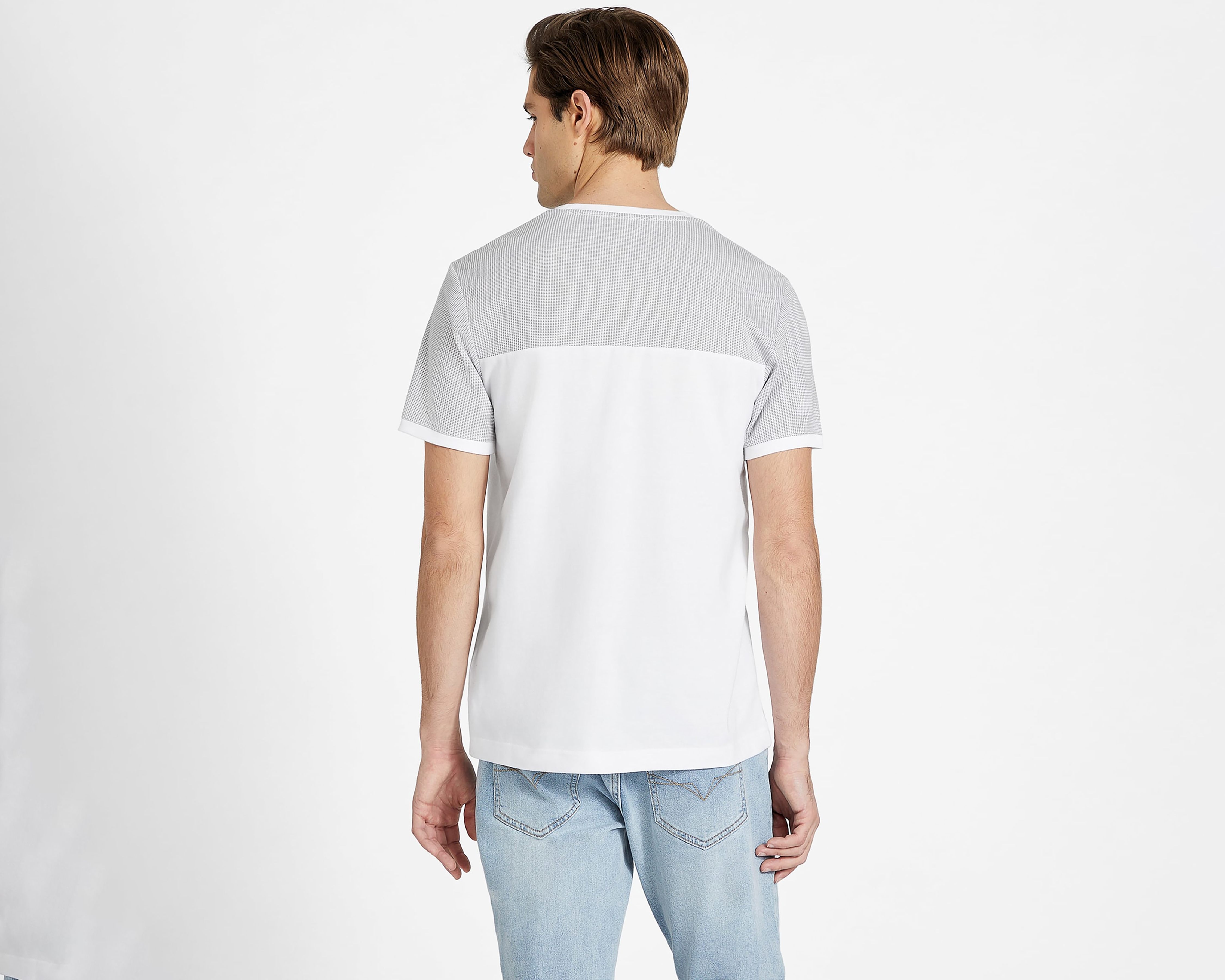 Foto 4 pulgar | Foto 3 | Playera de Cuello V Blanca Guess para Hombre