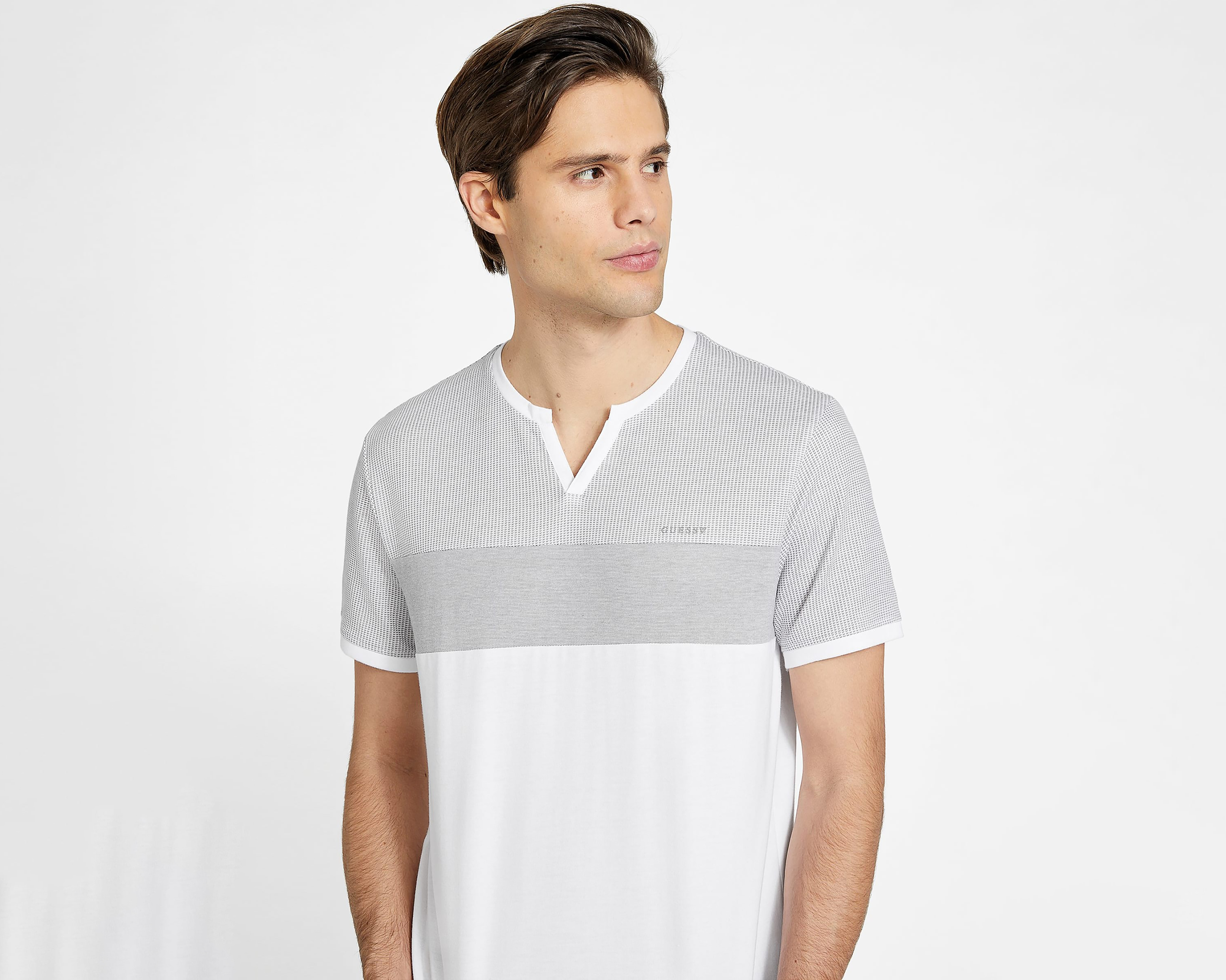 Foto 5 pulgar | Foto 4 | Playera de Cuello V Blanca Guess para Hombre