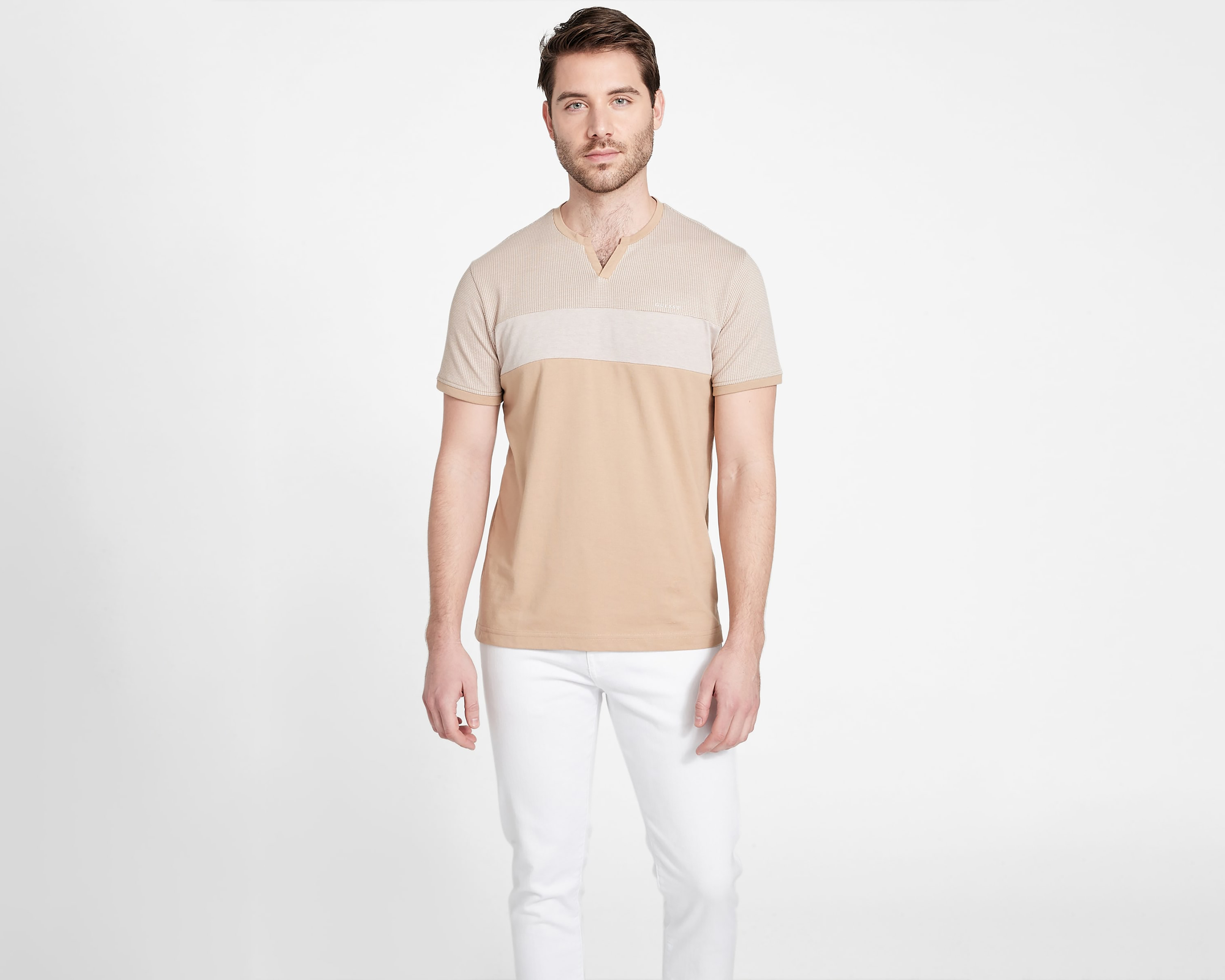 Foto 1 | Foto 1 | Playera de Cuello V Beige Guess para Hombre