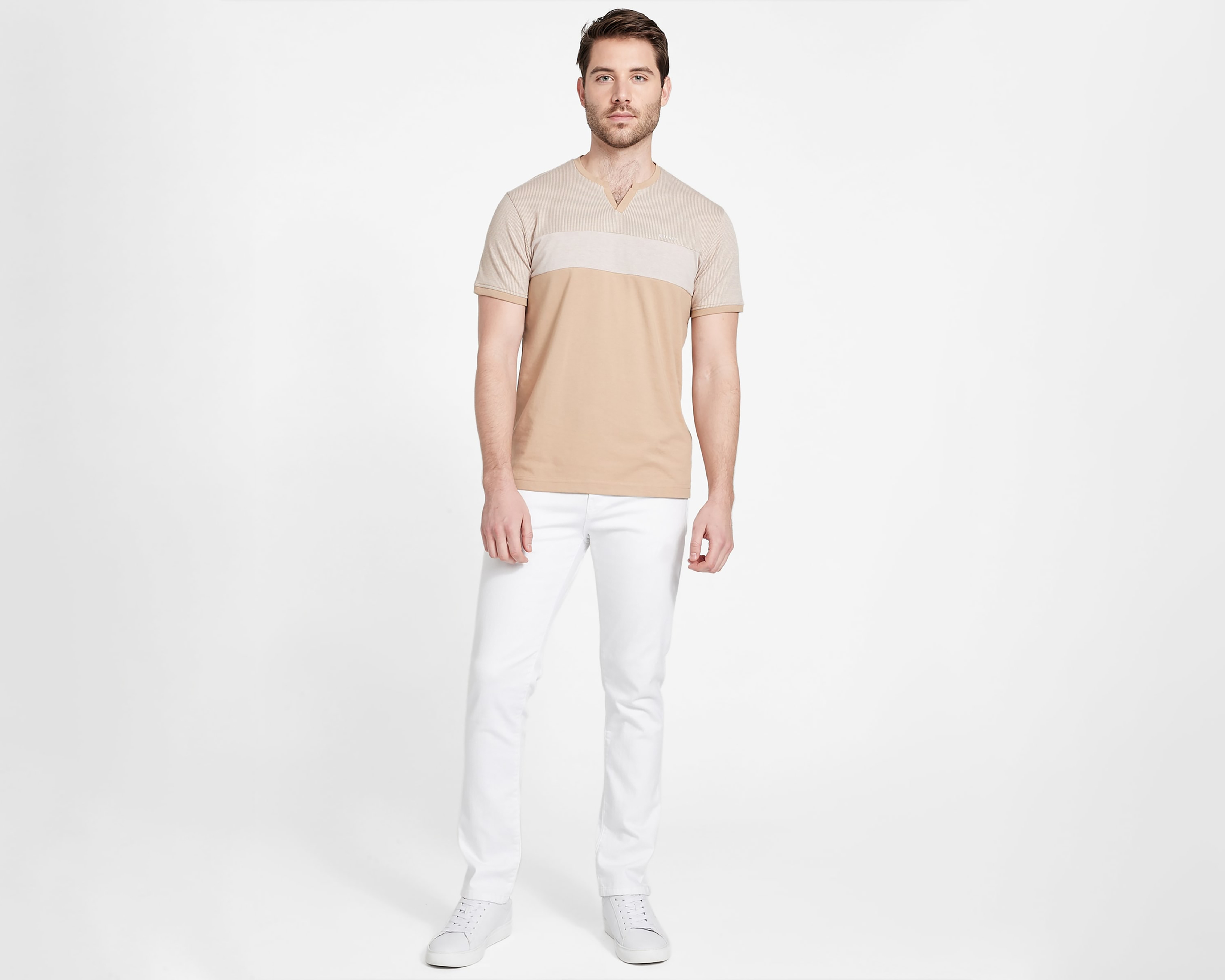 Foto 3 pulgar | Foto 2 | Playera de Cuello V Beige Guess para Hombre