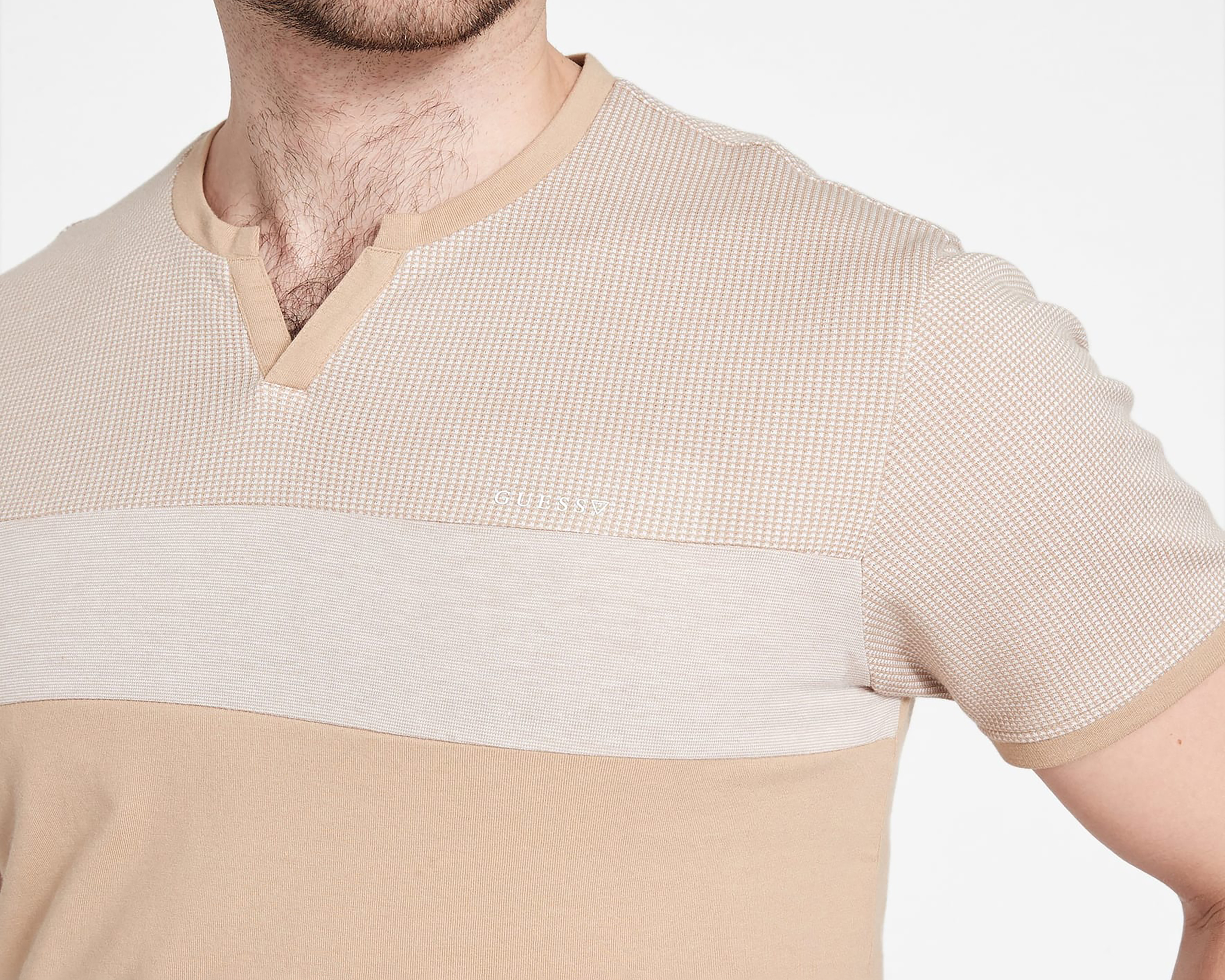 Foto 3 | Foto 3 | Playera de Cuello V Beige Guess para Hombre