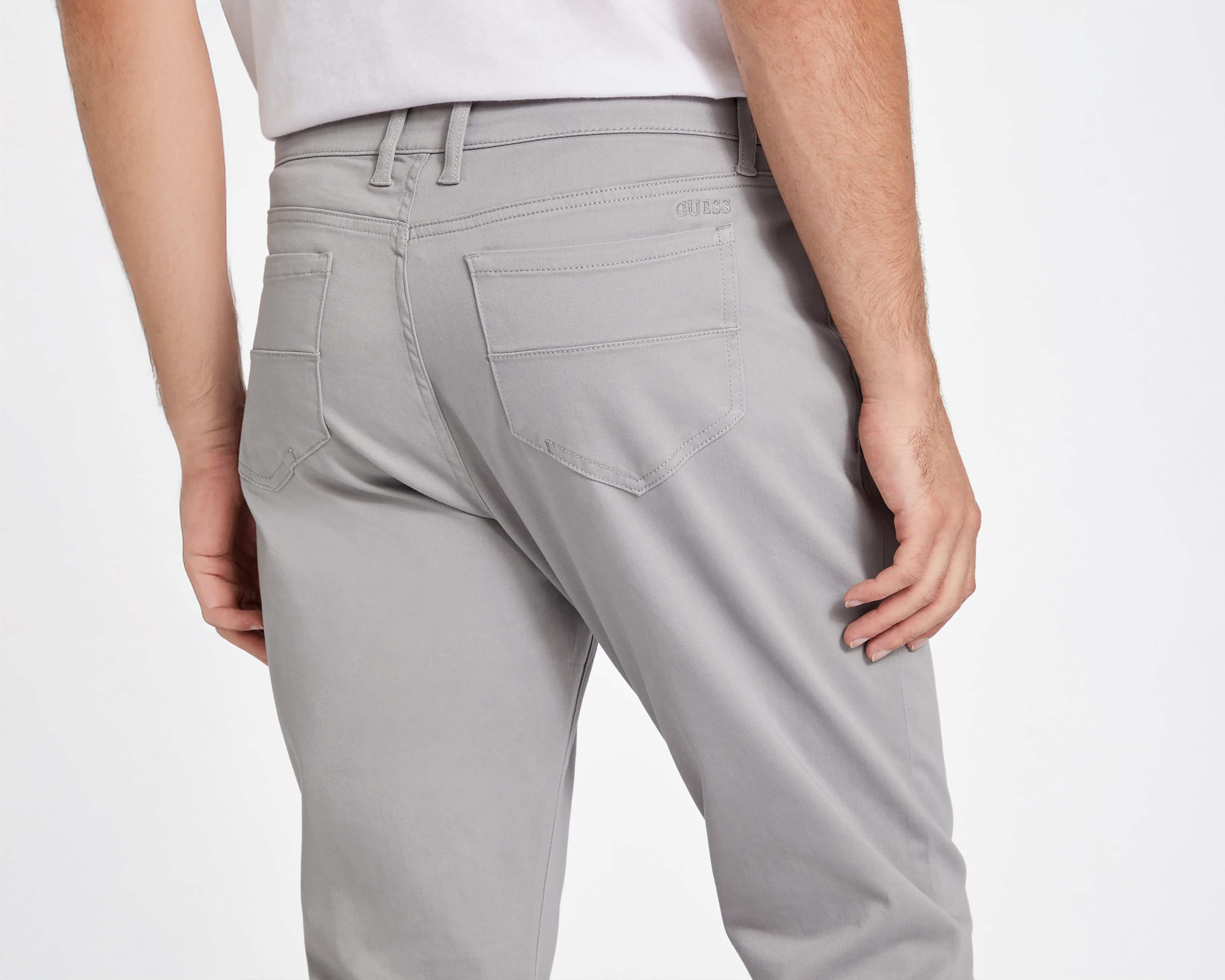 Foto 6 pulgar | Foto 5 | Pantalón Casual Guess Gris para Hombre