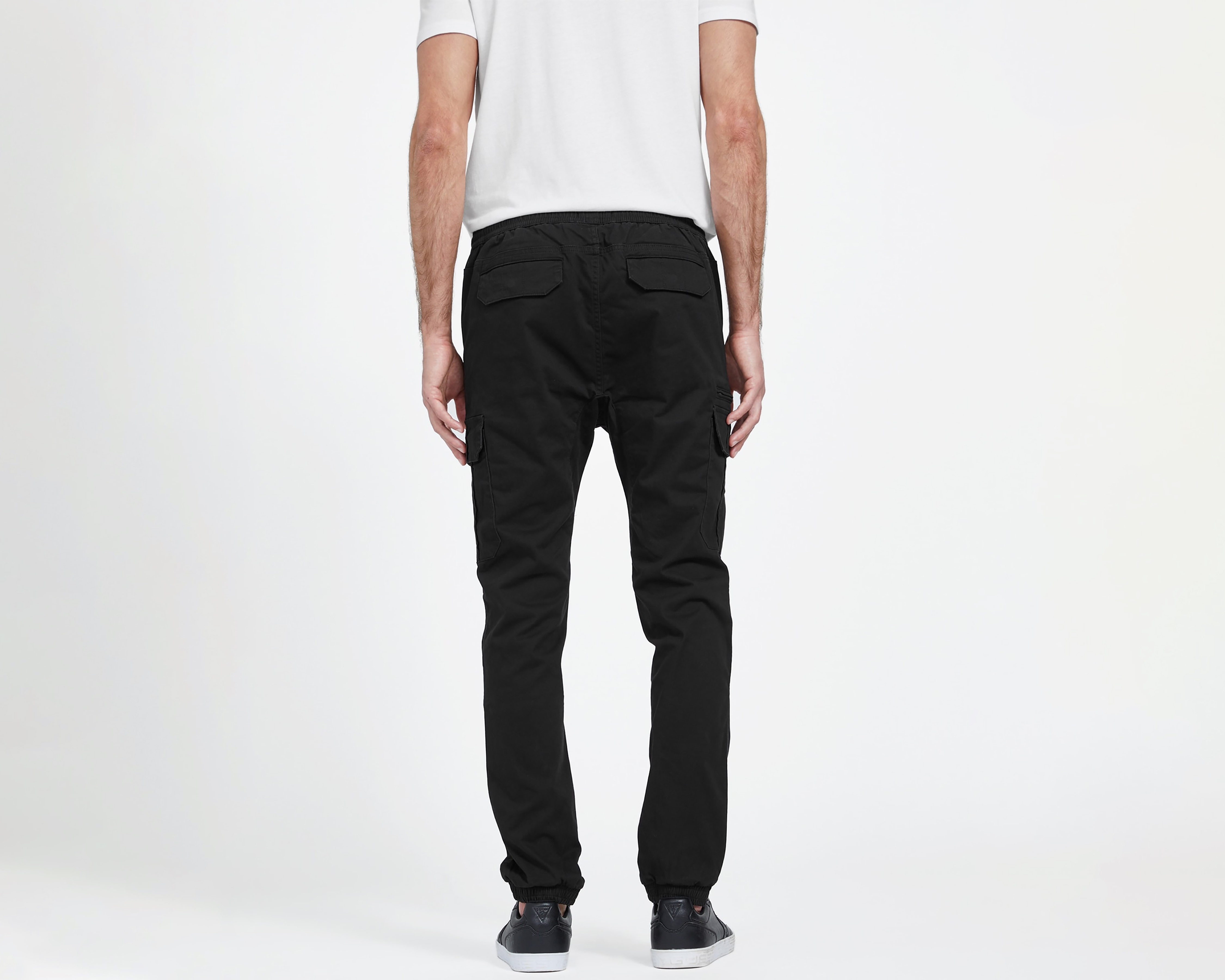 Foto 4 pulgar | Foto 3 | Jogger Guess Negro para Hombre