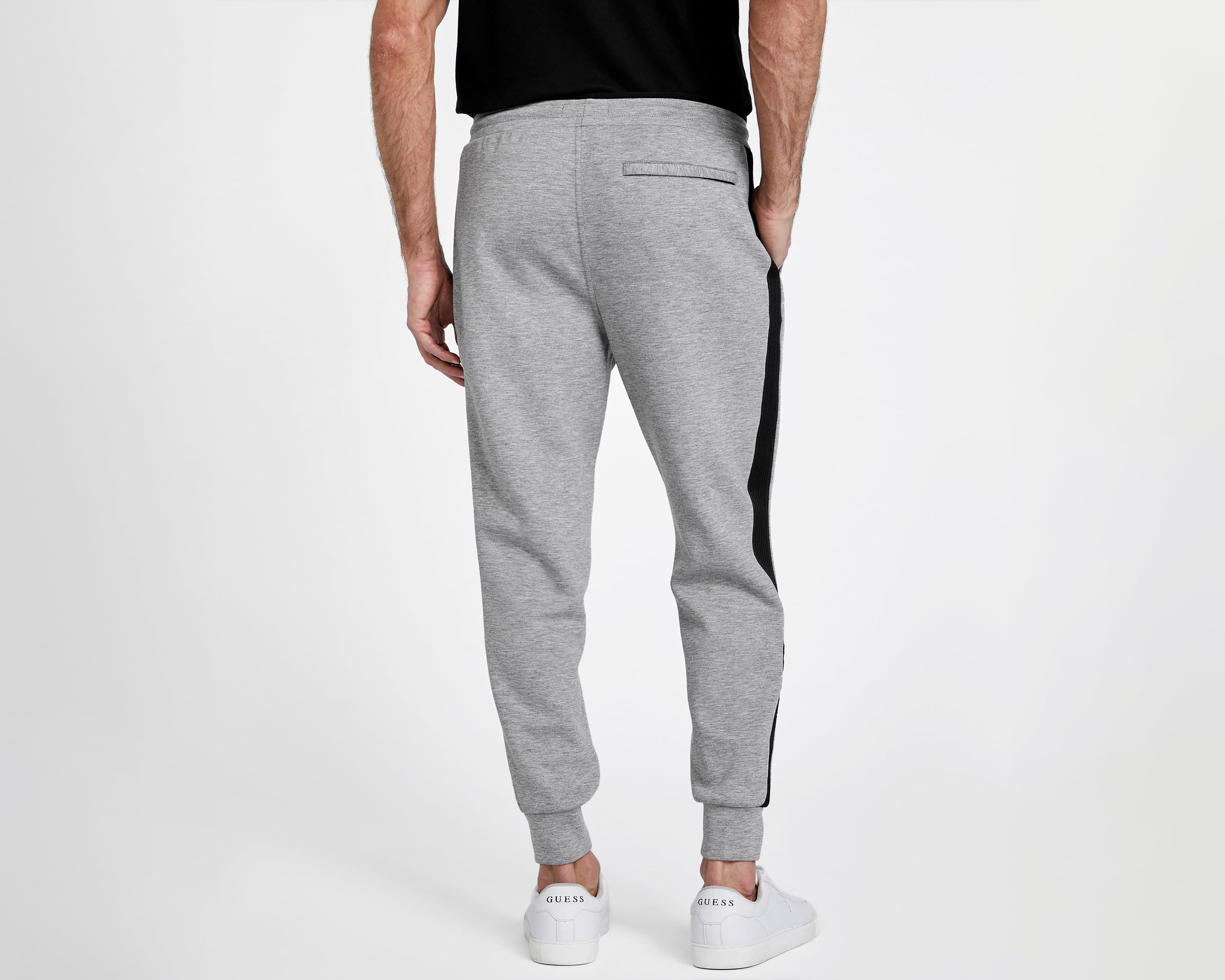 Foto 4 pulgar | Foto 3 | Jogger Guess Gris para Hombre