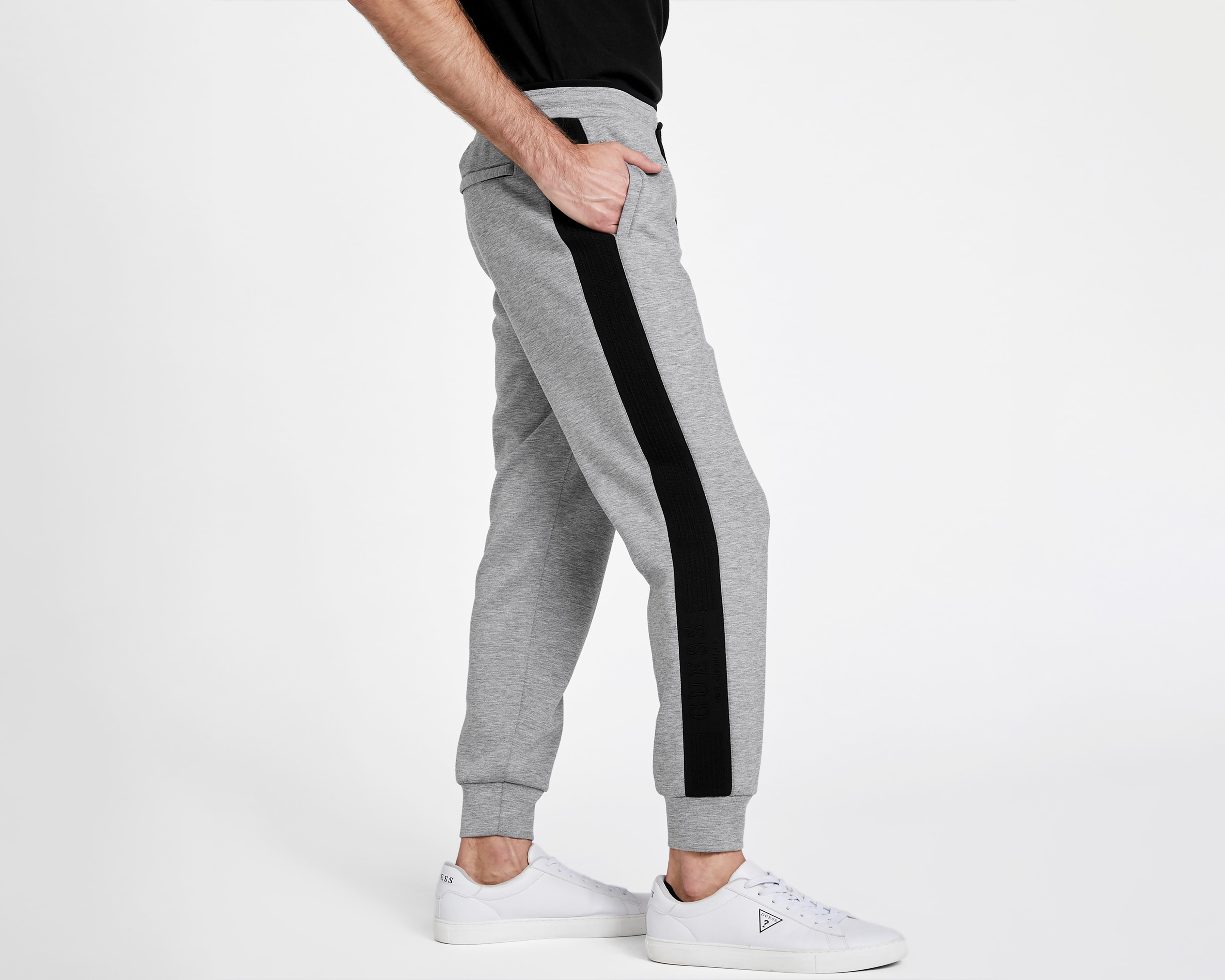 Foto 5 pulgar | Foto 4 | Jogger Guess Gris para Hombre