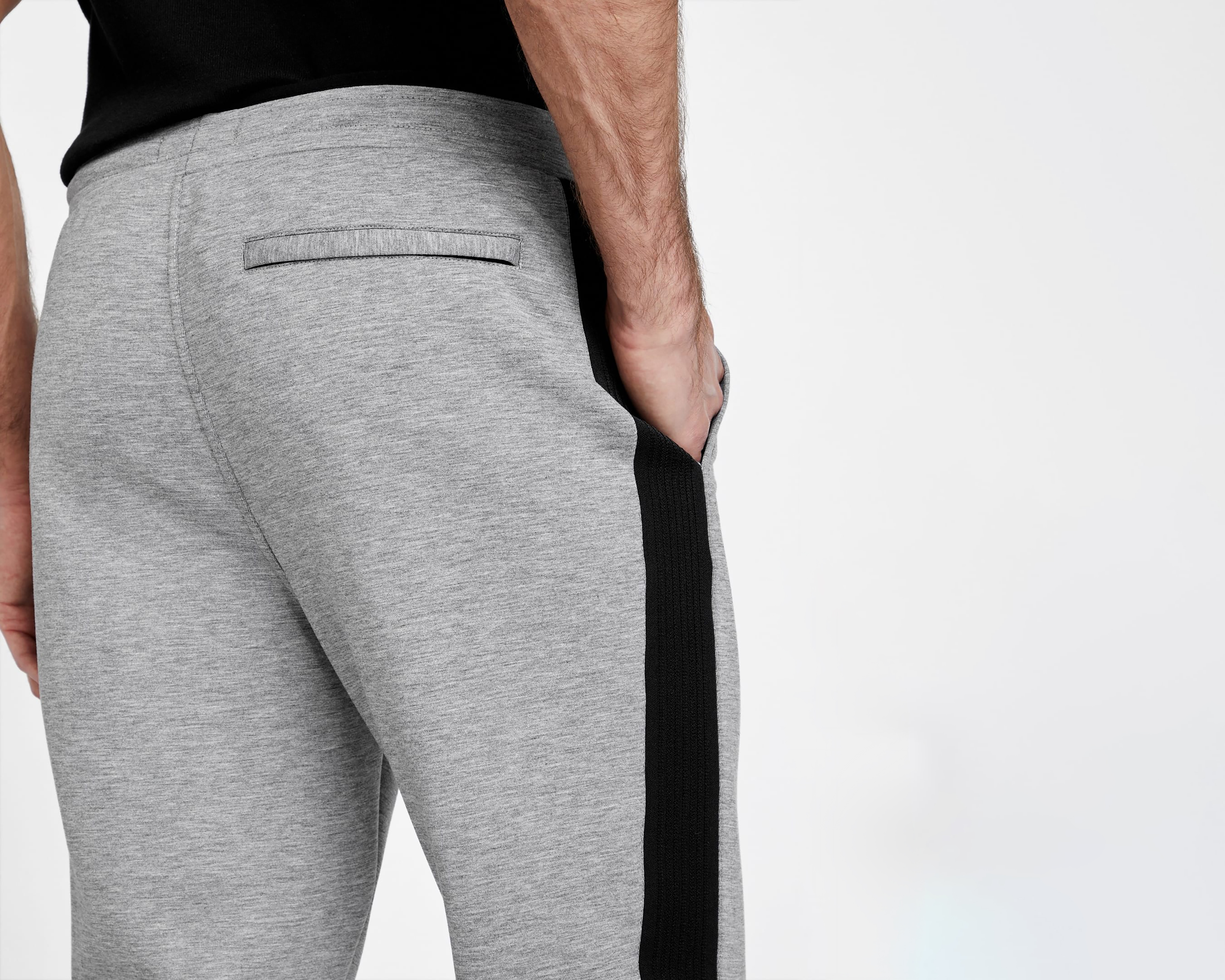 Foto 6 pulgar | Foto 5 | Jogger Guess Gris para Hombre