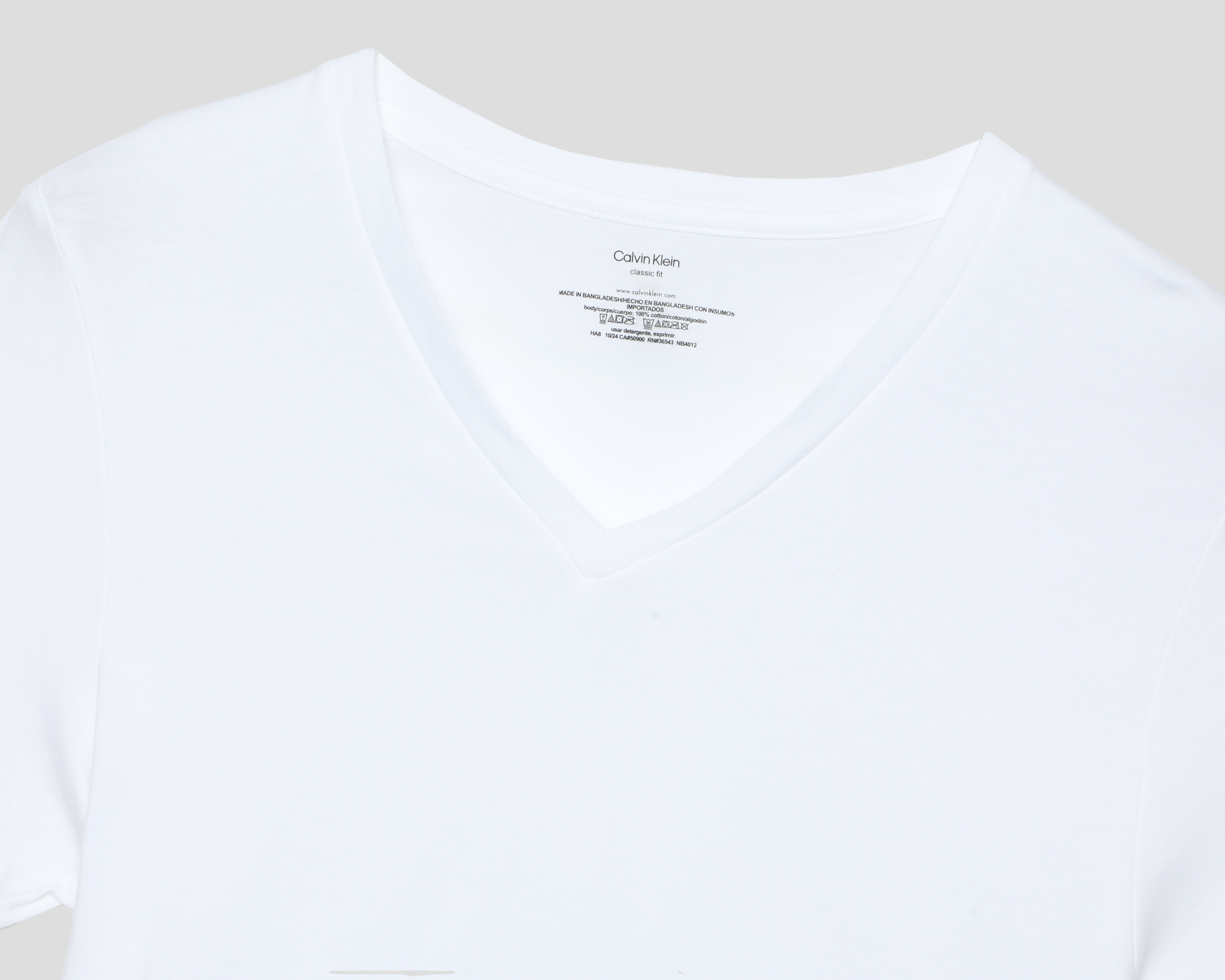 Foto 4 pulgar | Foto 3 | Playera Interior Cuello V Calvin Klein para Hombre 3 Piezas