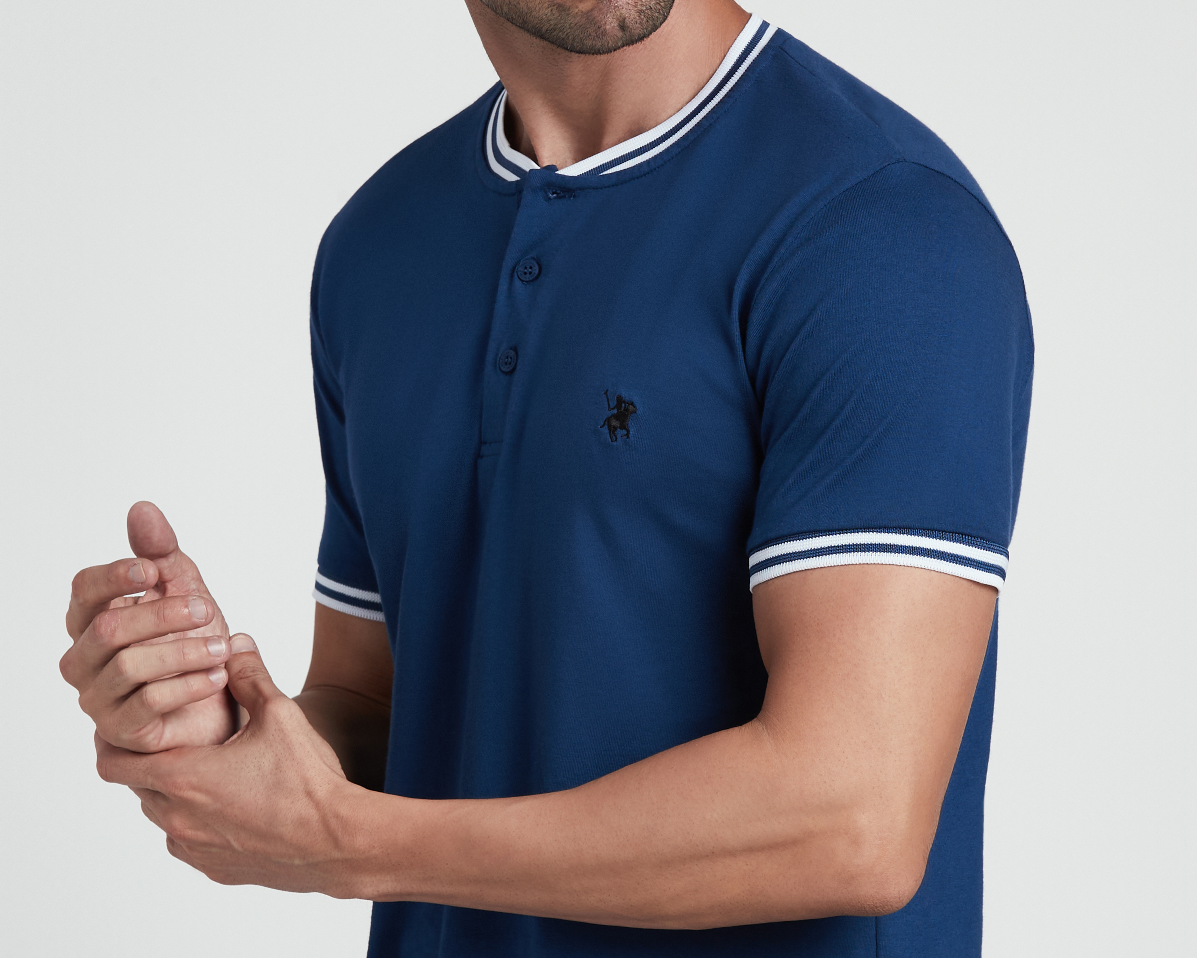 Foto 4 pulgar | Foto 3 | Playera York Team Polo Club Cuello Henley