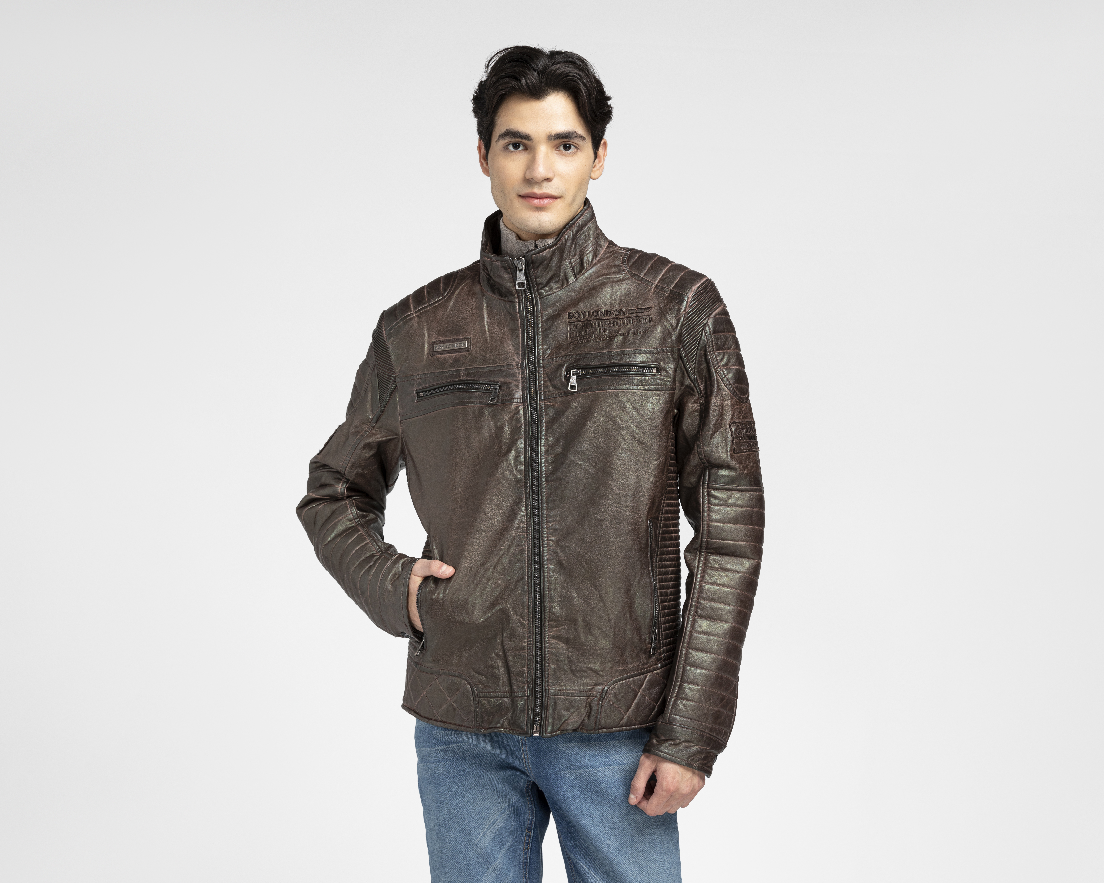 Foto 2 pulgar | Foto 1 | Chamarra Boy London Cuello Alto