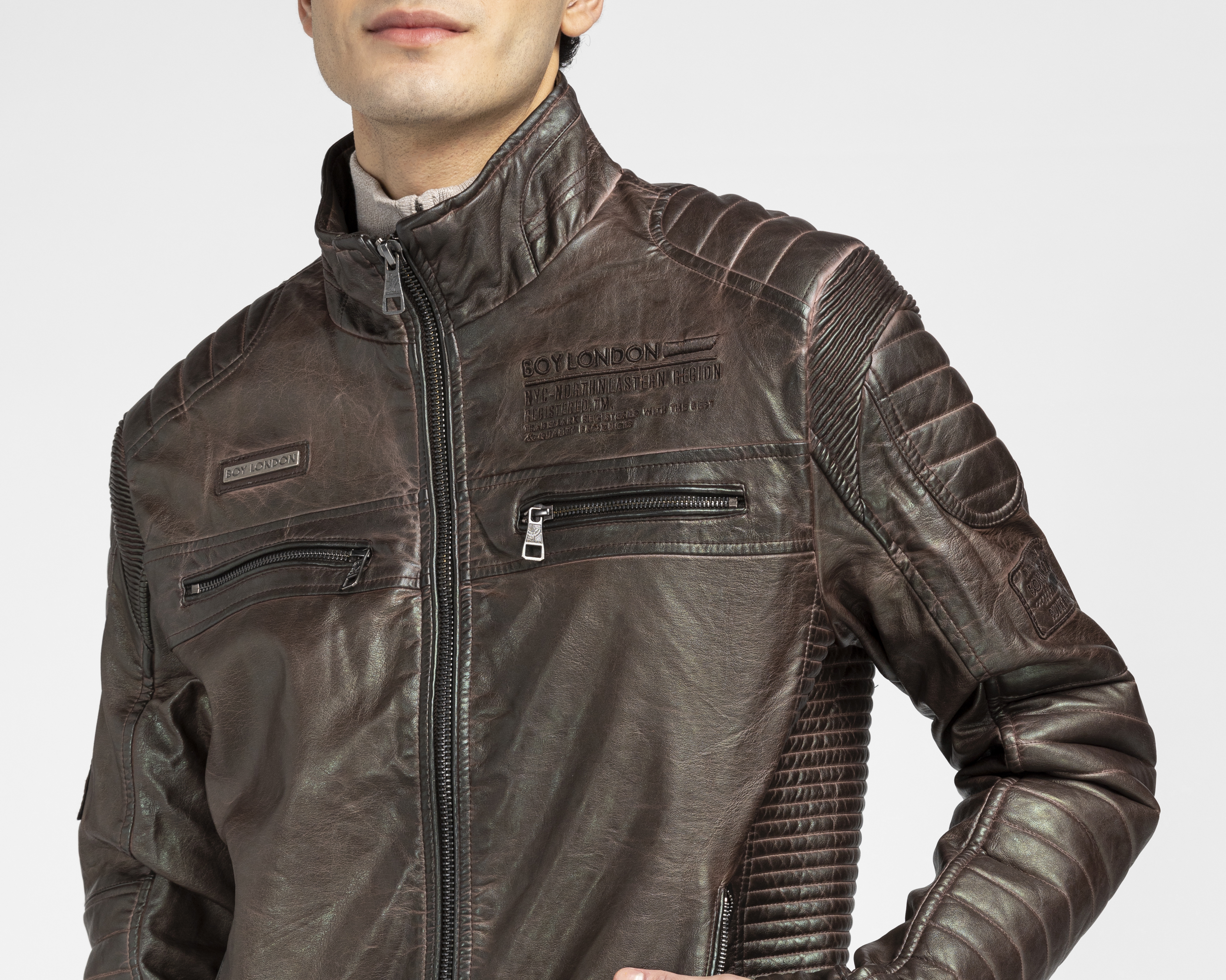 Foto 4 pulgar | Foto 3 | Chamarra Boy London Cuello Alto