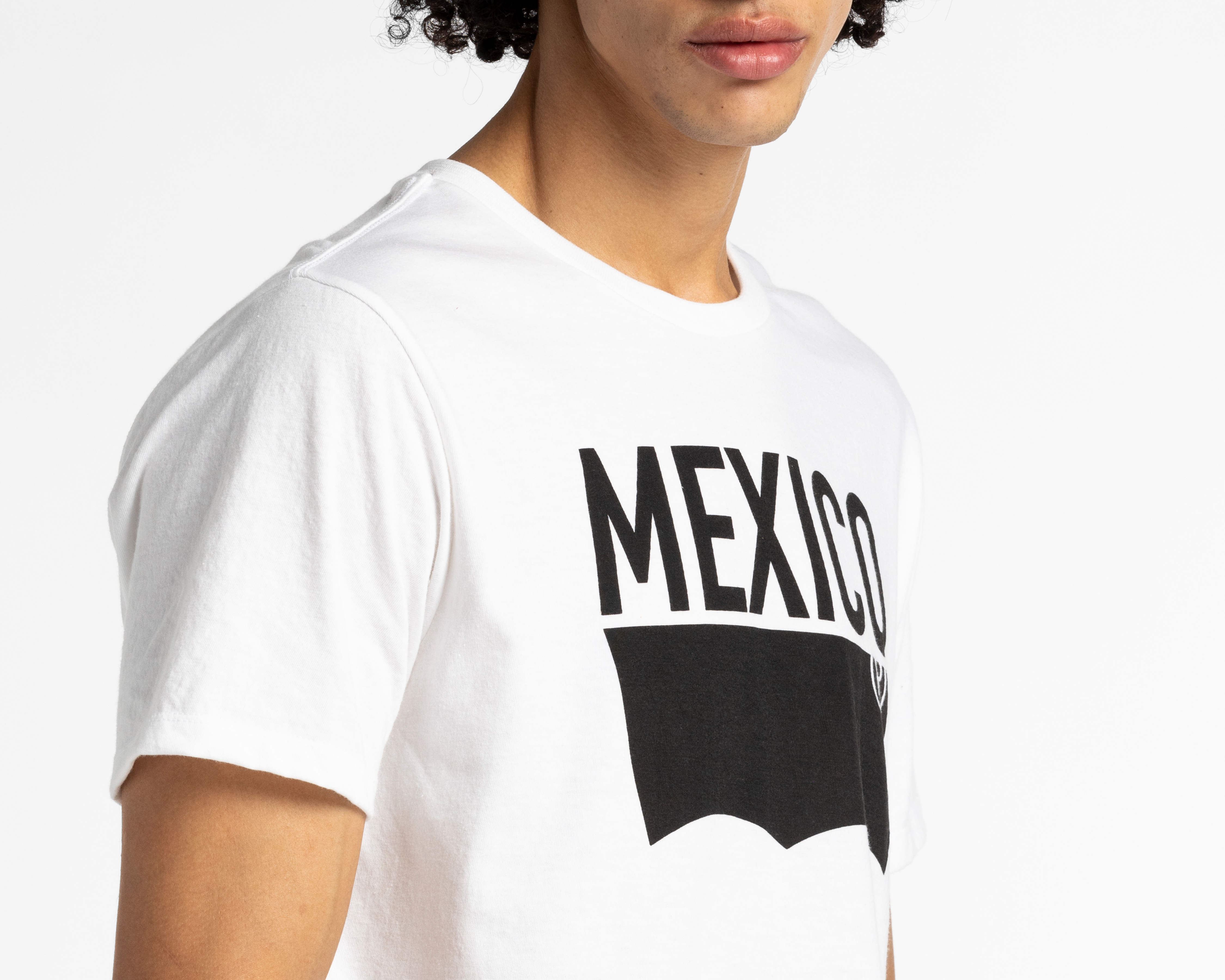 Foto 4 pulgar | Foto 3 | Playera Levi's Cuello Redondo