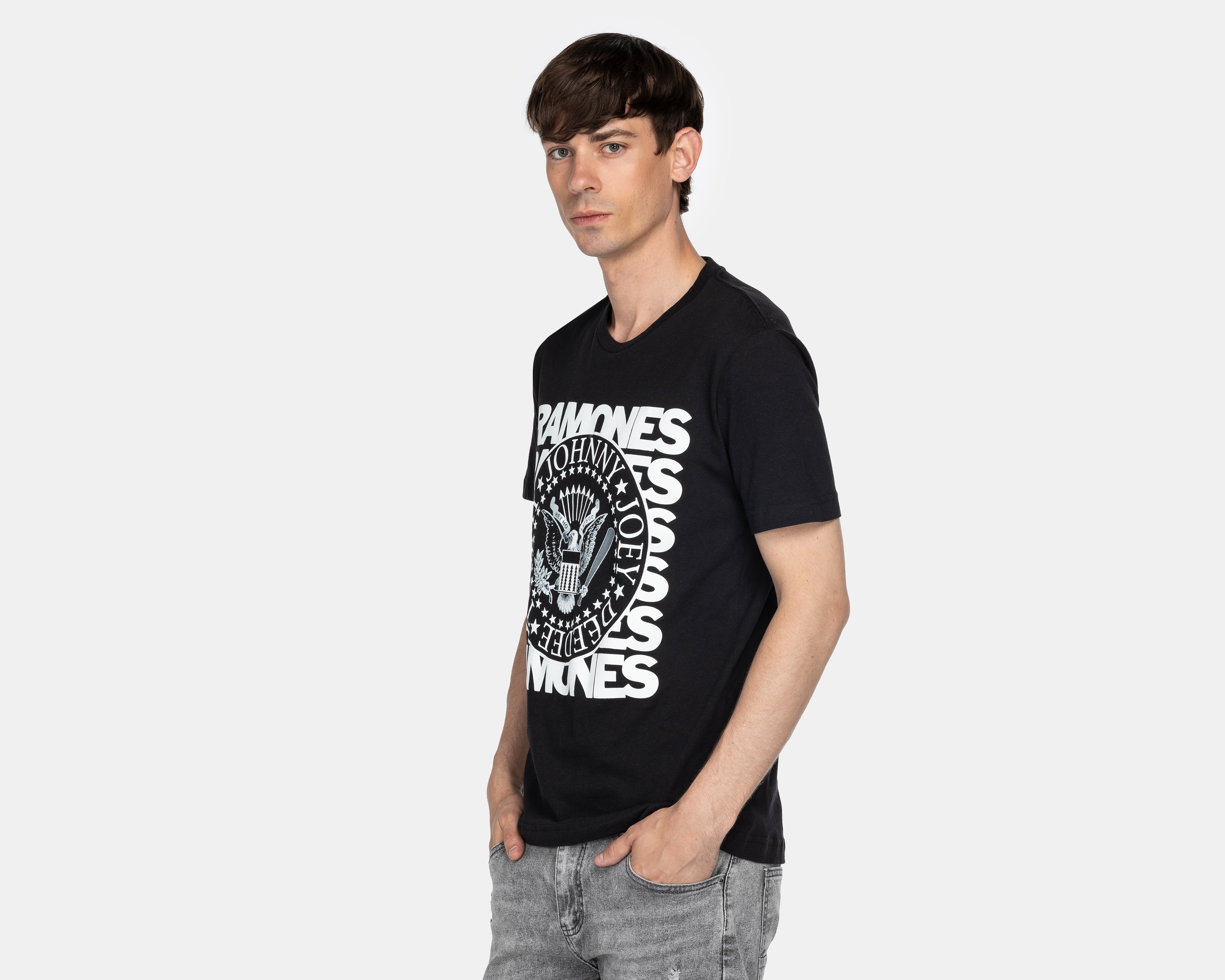 Foto 2 pulgar | Foto 1 | Playera de Cuello Redondo Negra Ramones para Hombre