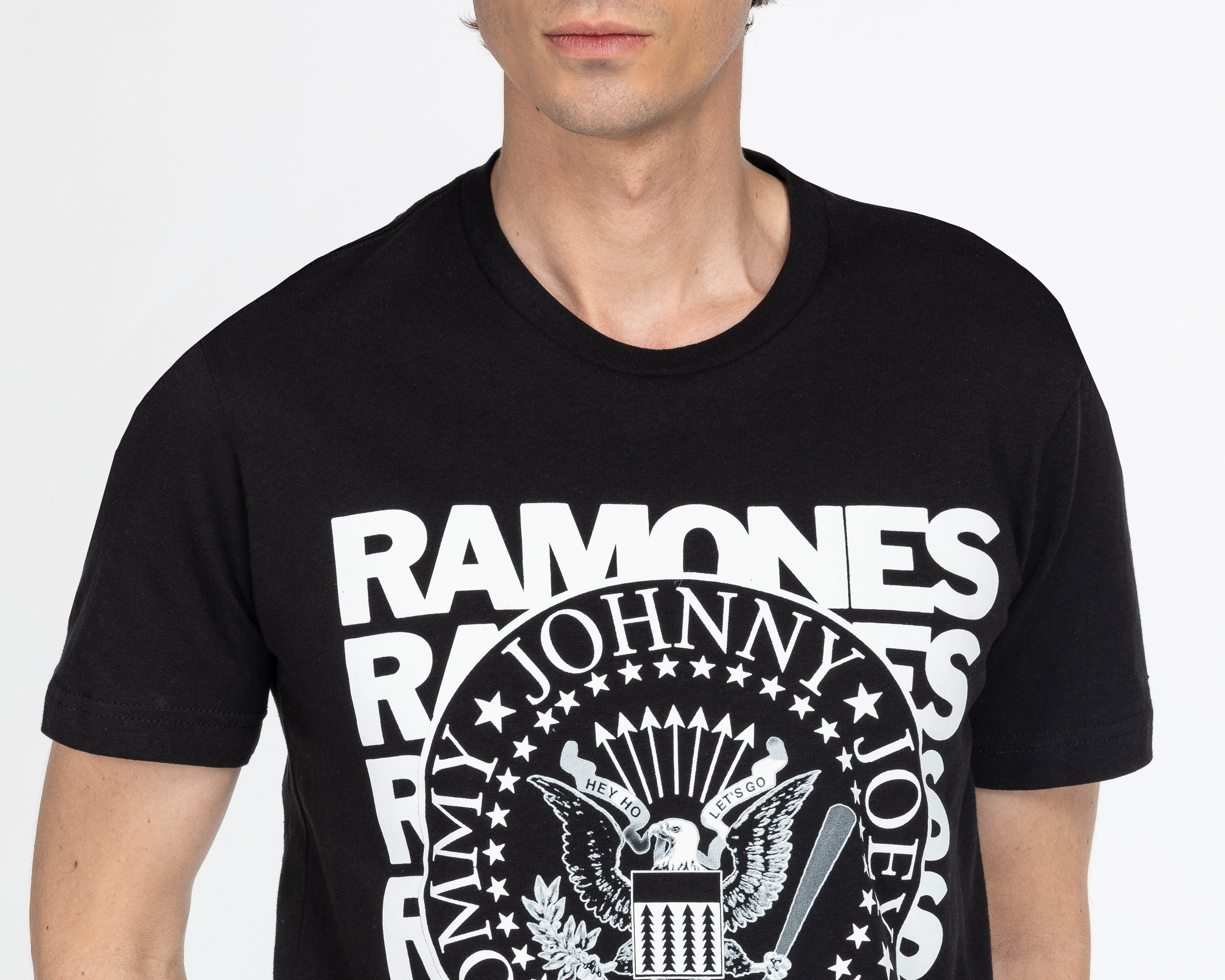 Foto 5 pulgar | Foto 3 | Playera de Cuello Redondo Negra Ramones para Hombre