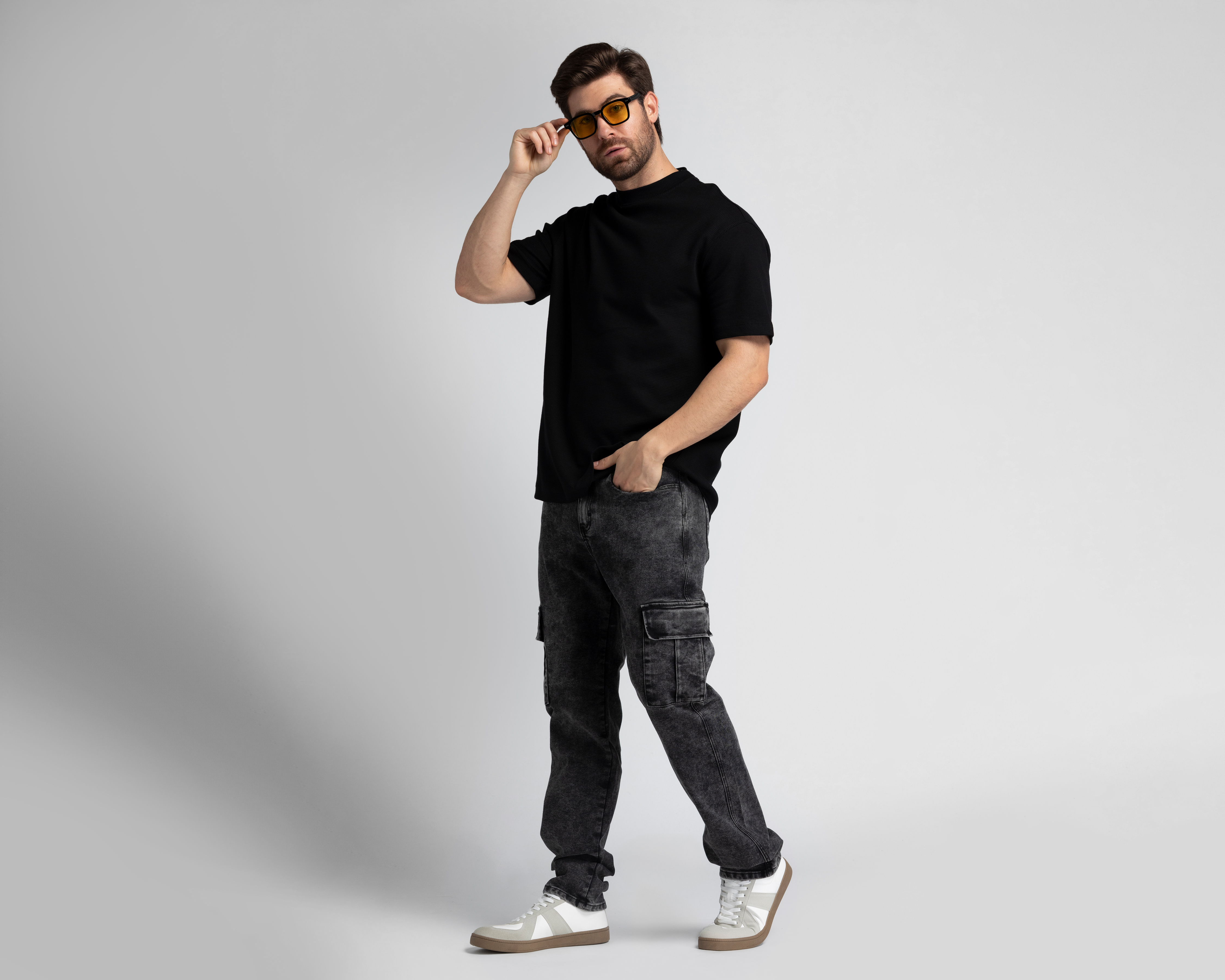 Foto 2 pulgar | Foto 1 | Playera de Cuello Redondo Negra Strona para Hombre