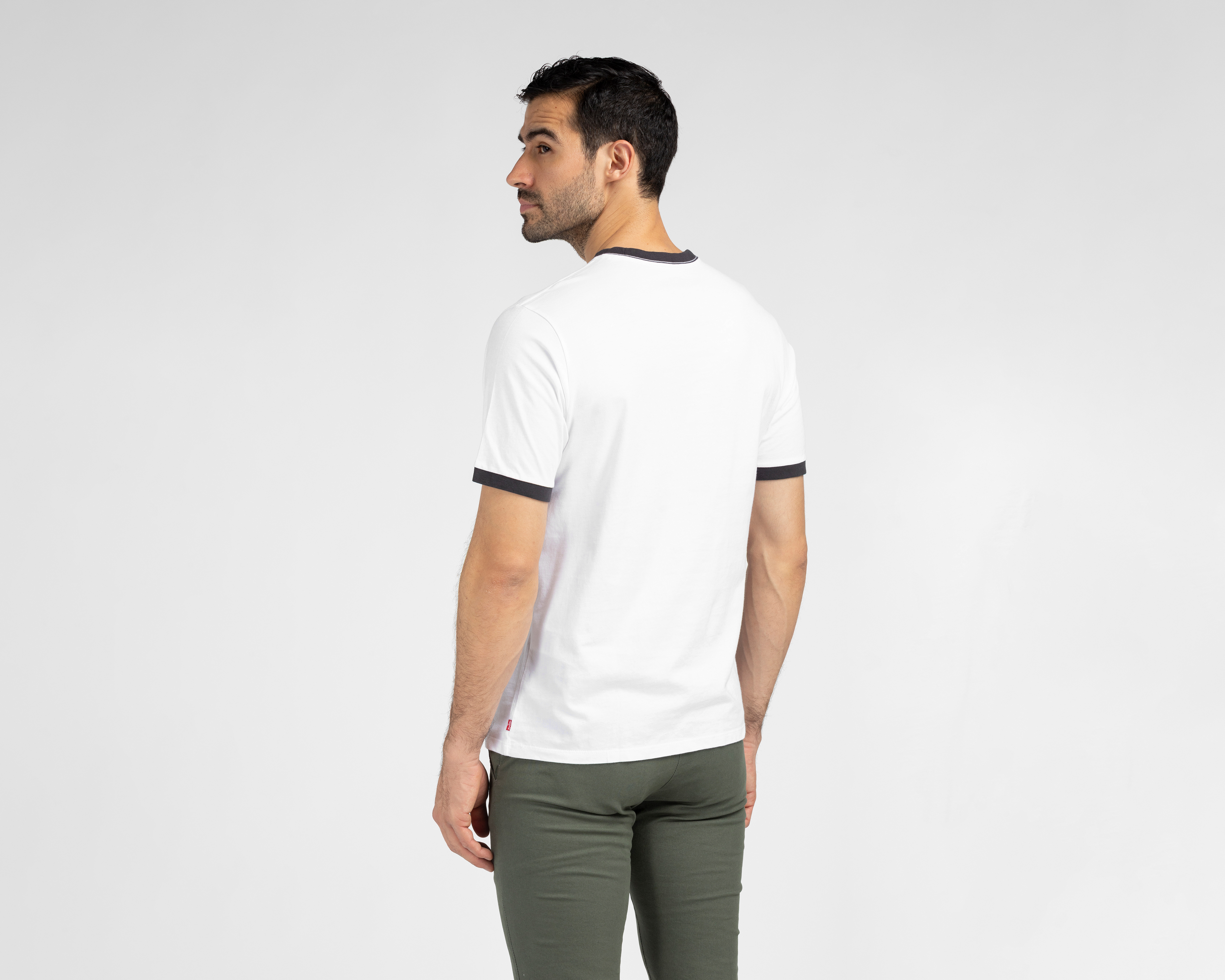 Foto 3 pulgar | Foto 2 | Playera de Cuello Redondo Blanca Levi's para Hombre