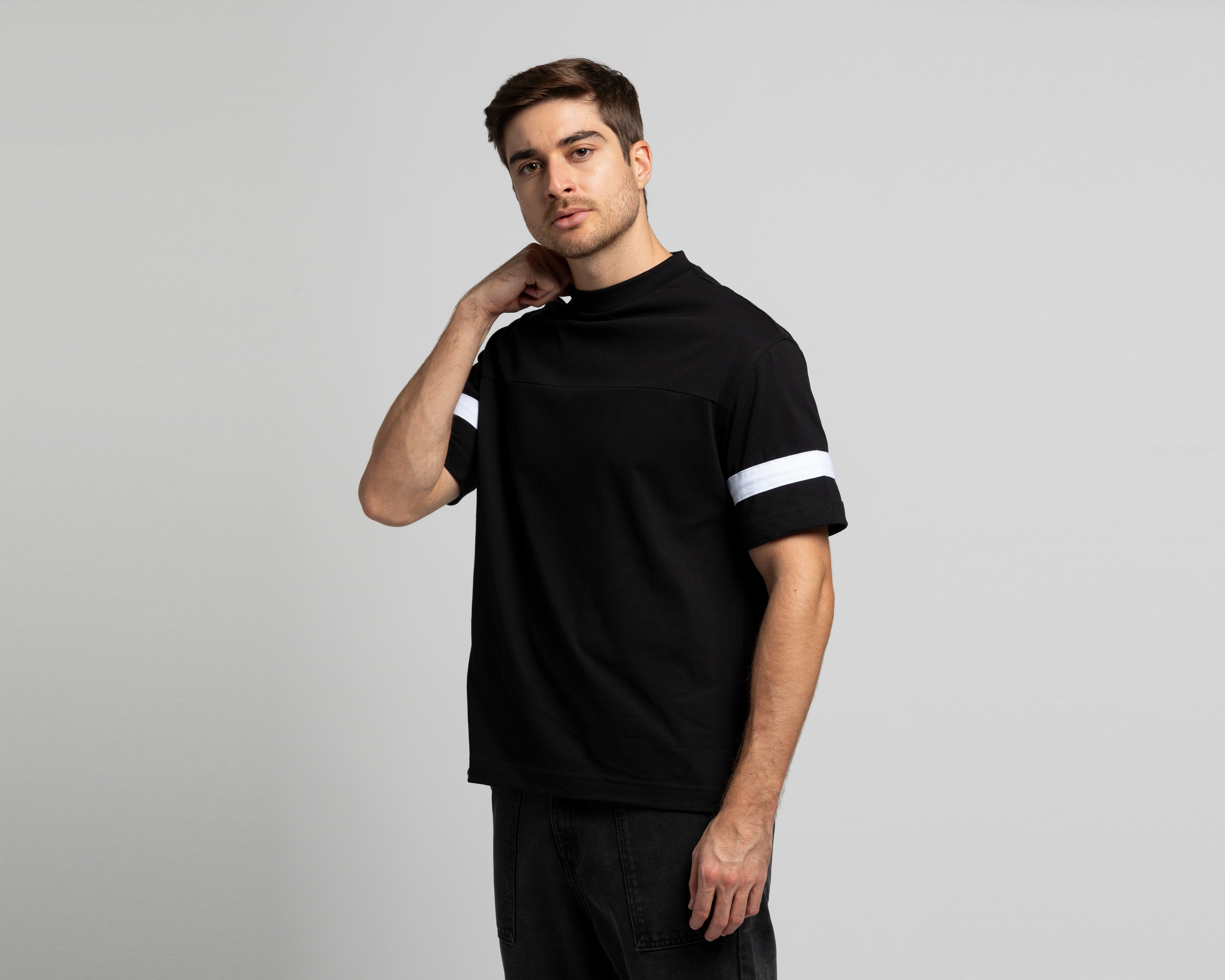 Foto 3 pulgar | Foto 2 | Playera de Cuello Redondo Negra Strona para Hombre