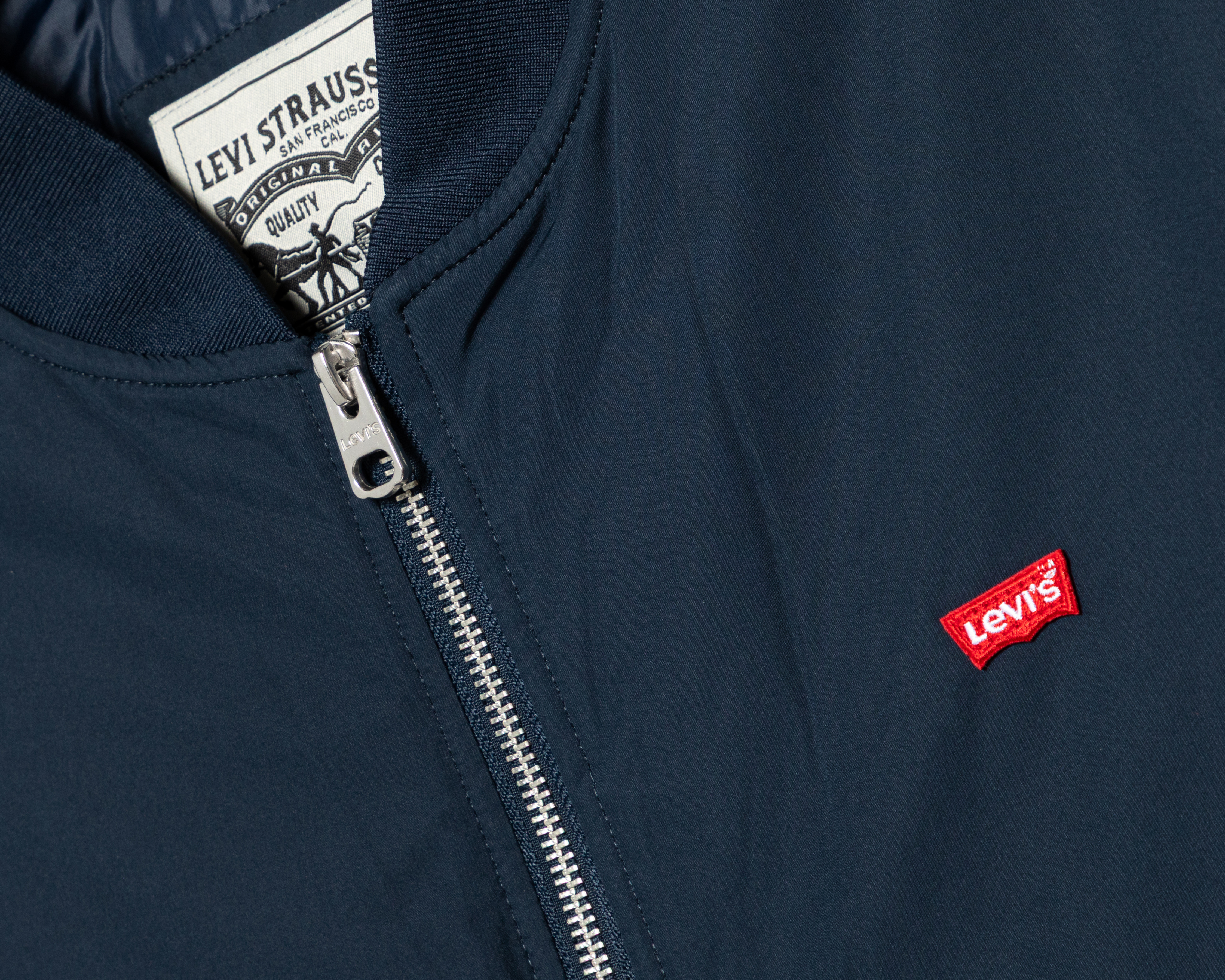 Foto 4 pulgar | Foto 3 | Chamarra Bomber Levi's para Hombre