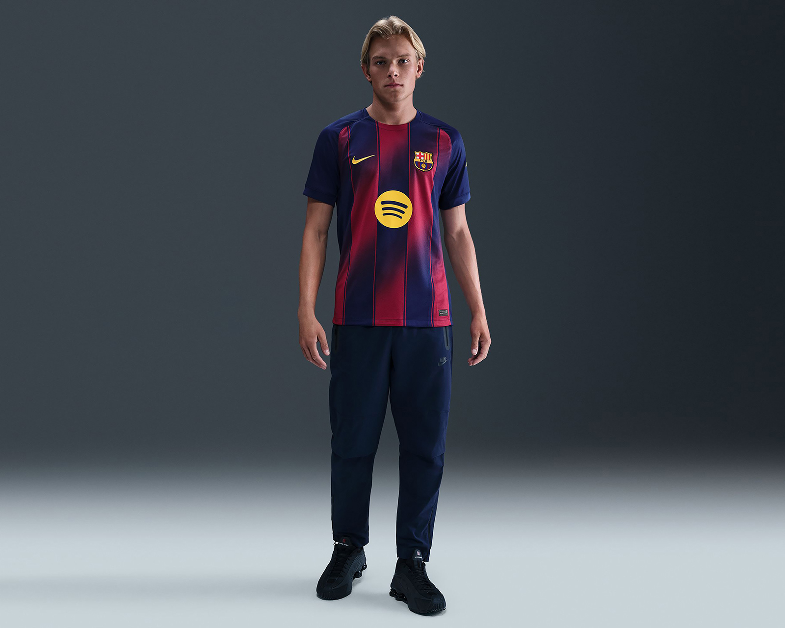 Foto 2 pulgar | Foto 1 | Jersey Nike Barcelona Local 2025 para Hombre