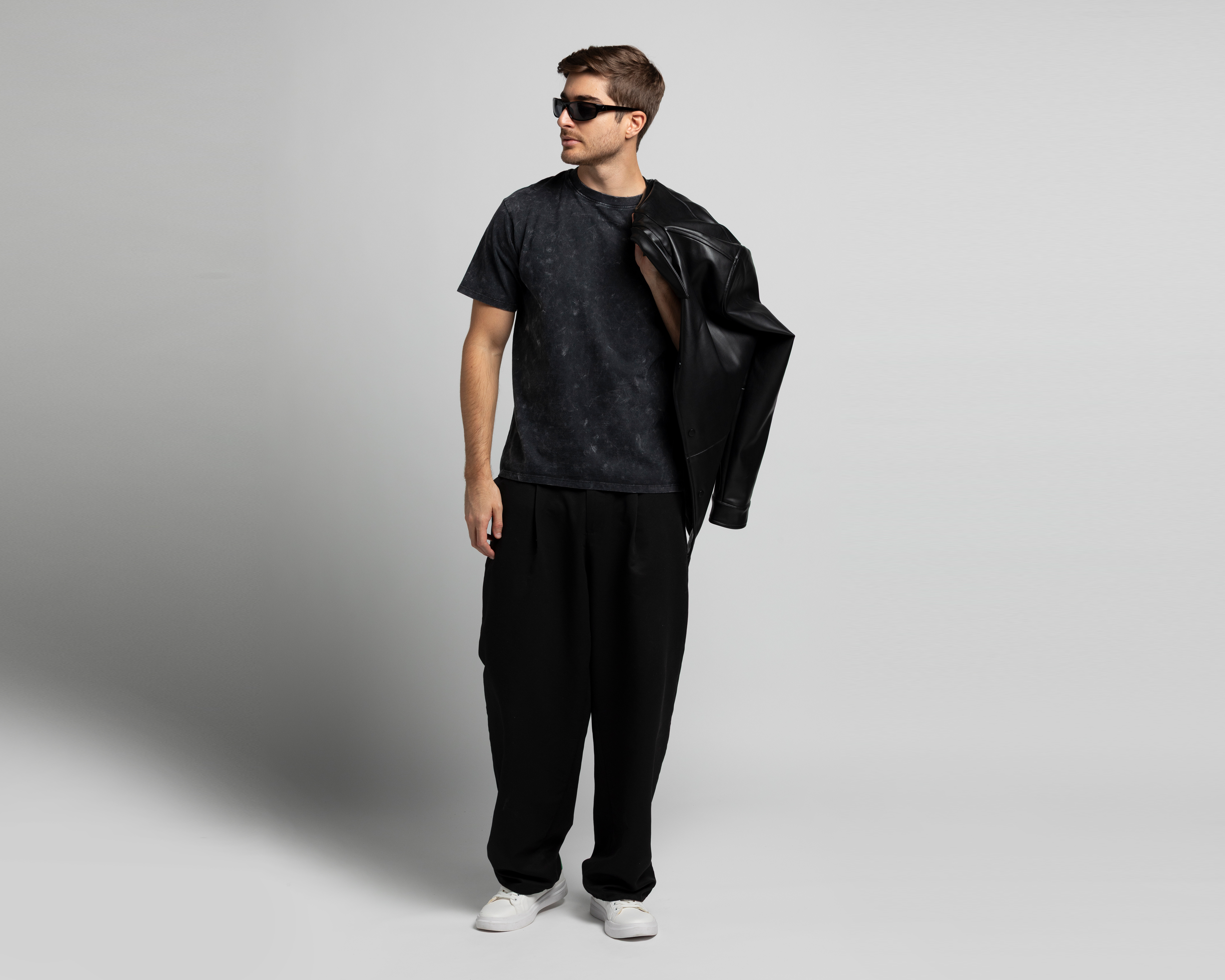 Playera de Cuello Redondo Negra Strona para Hombre