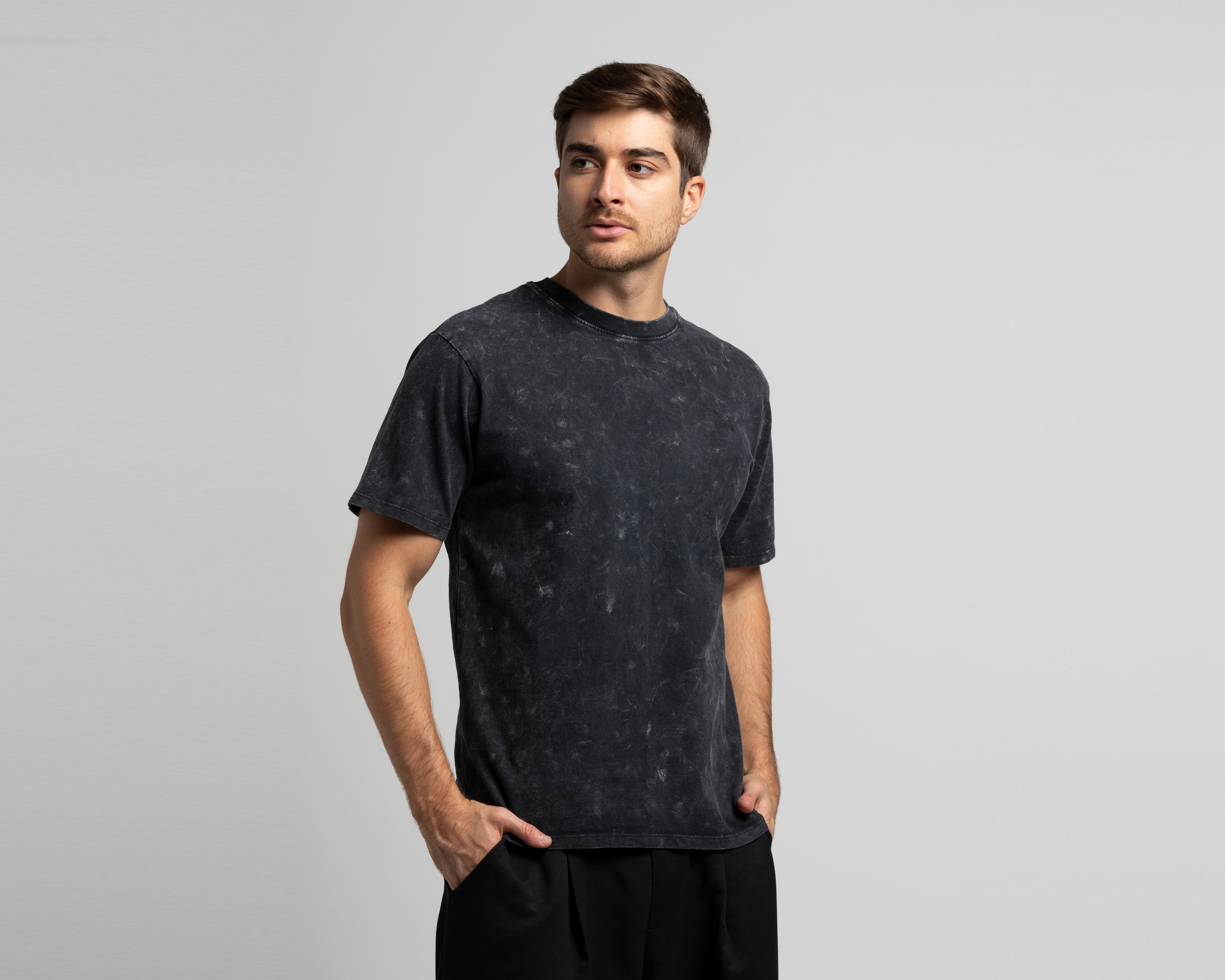 Foto 3 pulgar | Foto 2 | Playera de Cuello Redondo Negra Strona para Hombre