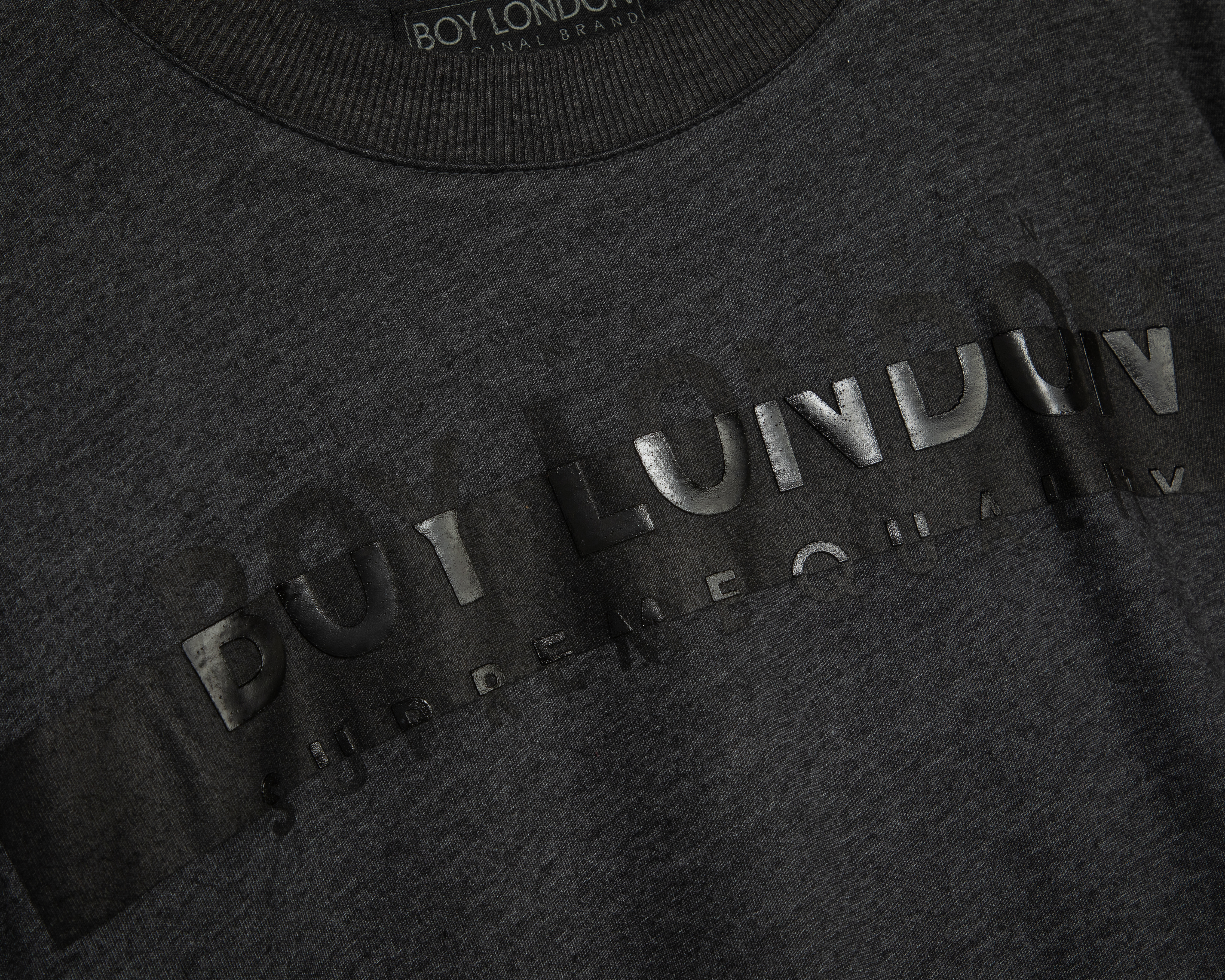 Foto 4 pulgar | Foto 3 | Playera de Cuello Redondo Negra Boy London para Hombre