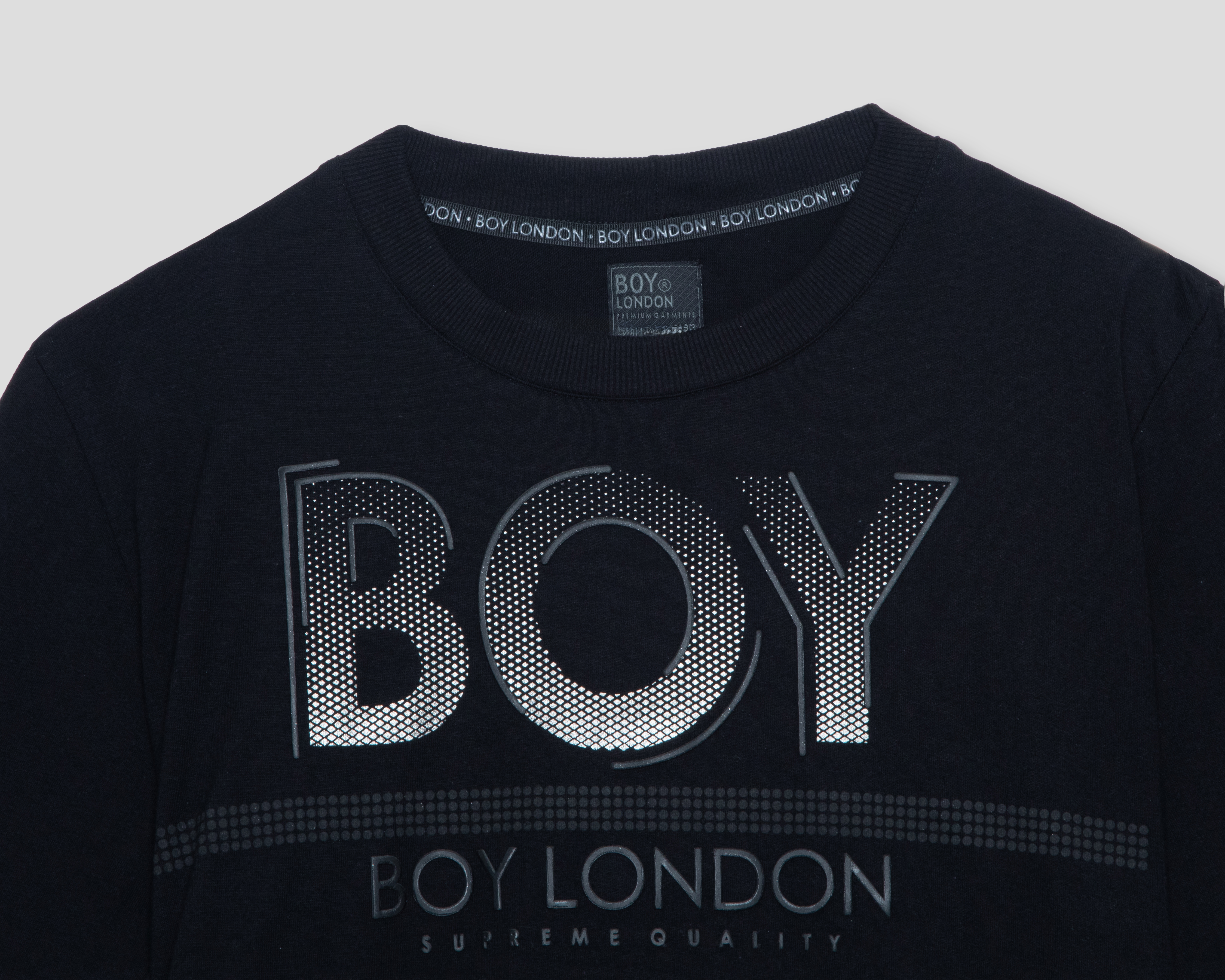 Foto 4 pulgar | Foto 3 | Playera de Cuello Redondo Negra Boy London para Hombre