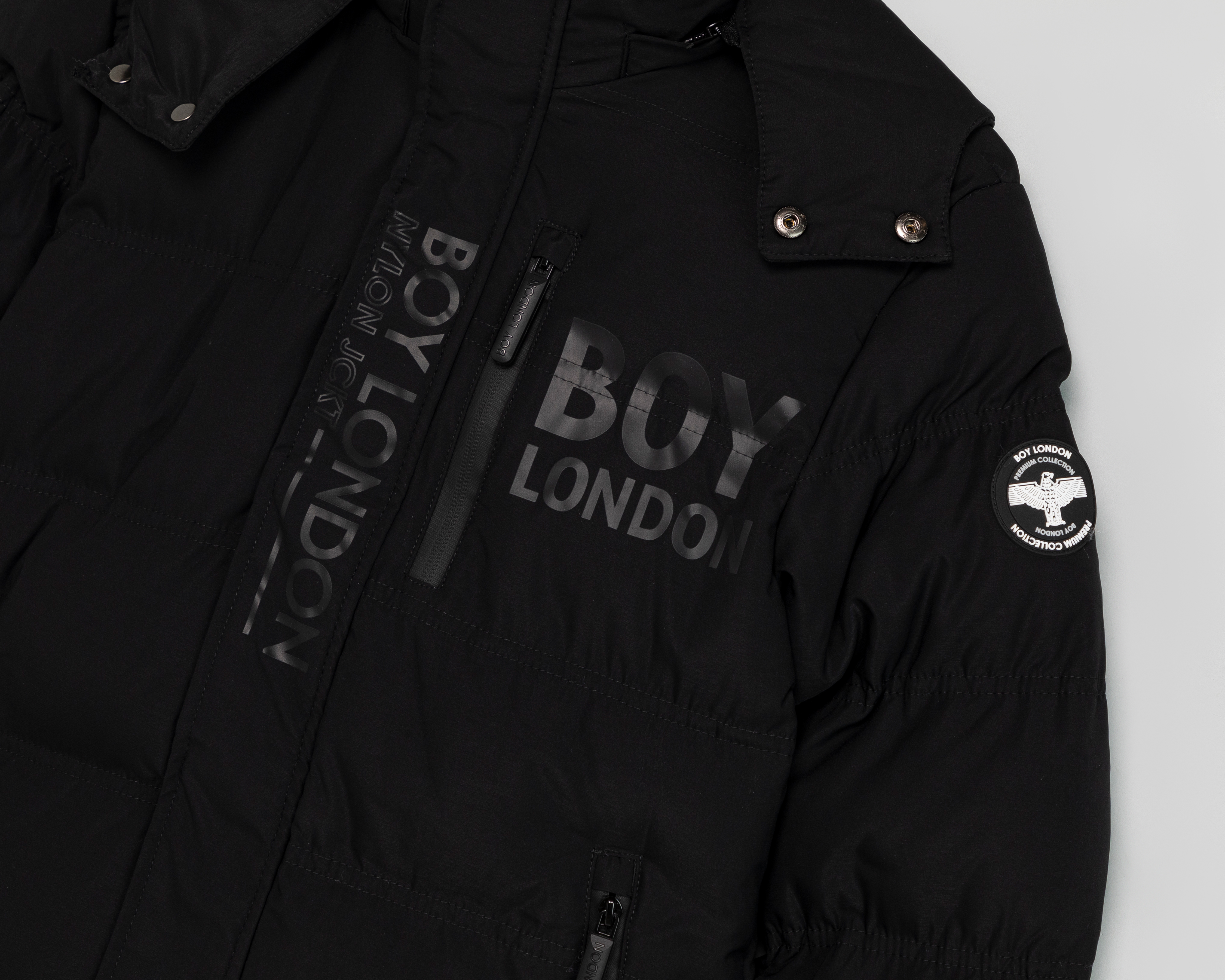 Foto 4 pulgar | Foto 3 | Chamarra con Capucha Boy London para Hombre