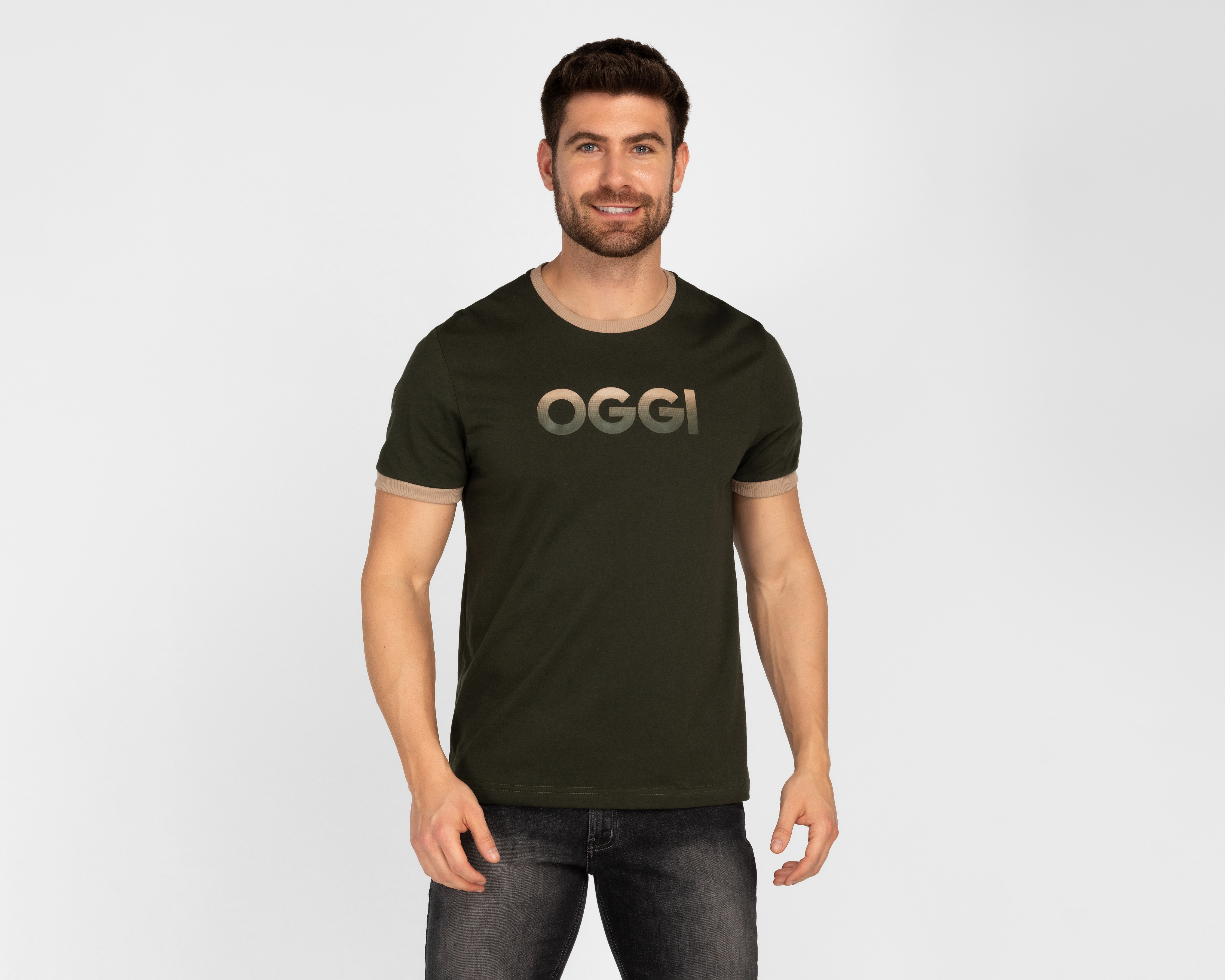 Foto 2 pulgar | Foto 1 | Playera Oggi Negra Cuello Redondo para Hombre